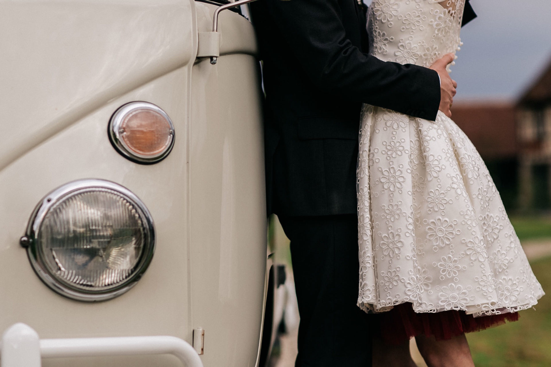 hochzeitsfotograf Steinbachhof Vaihingen Gündelbach-Scheunenhochzeit vintage detailreich-51 Hochzeitsfotografie Steinbachhof Vaihingen Stuttgart Deutschland Hochzeit Bully VW Bus Auto Hochzeitsauto