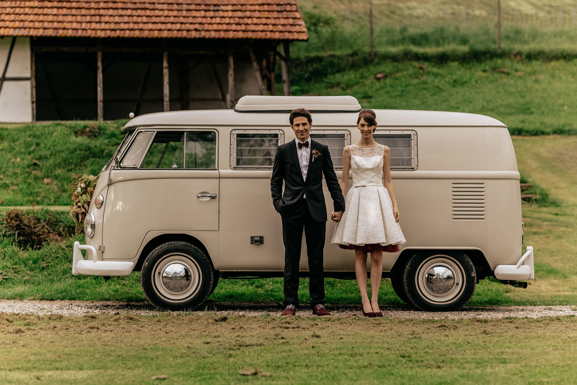 hochzeitsfotograf Steinbachhof Vaihingen Gündelbach-Scheunenhochzeit vintage detailreich-52 Hochzeitsfotografie Steinbachhof Vaihingen Stuttgart Deutschland Hochzeit Bully VW Bus Auto Hochzeitsauto