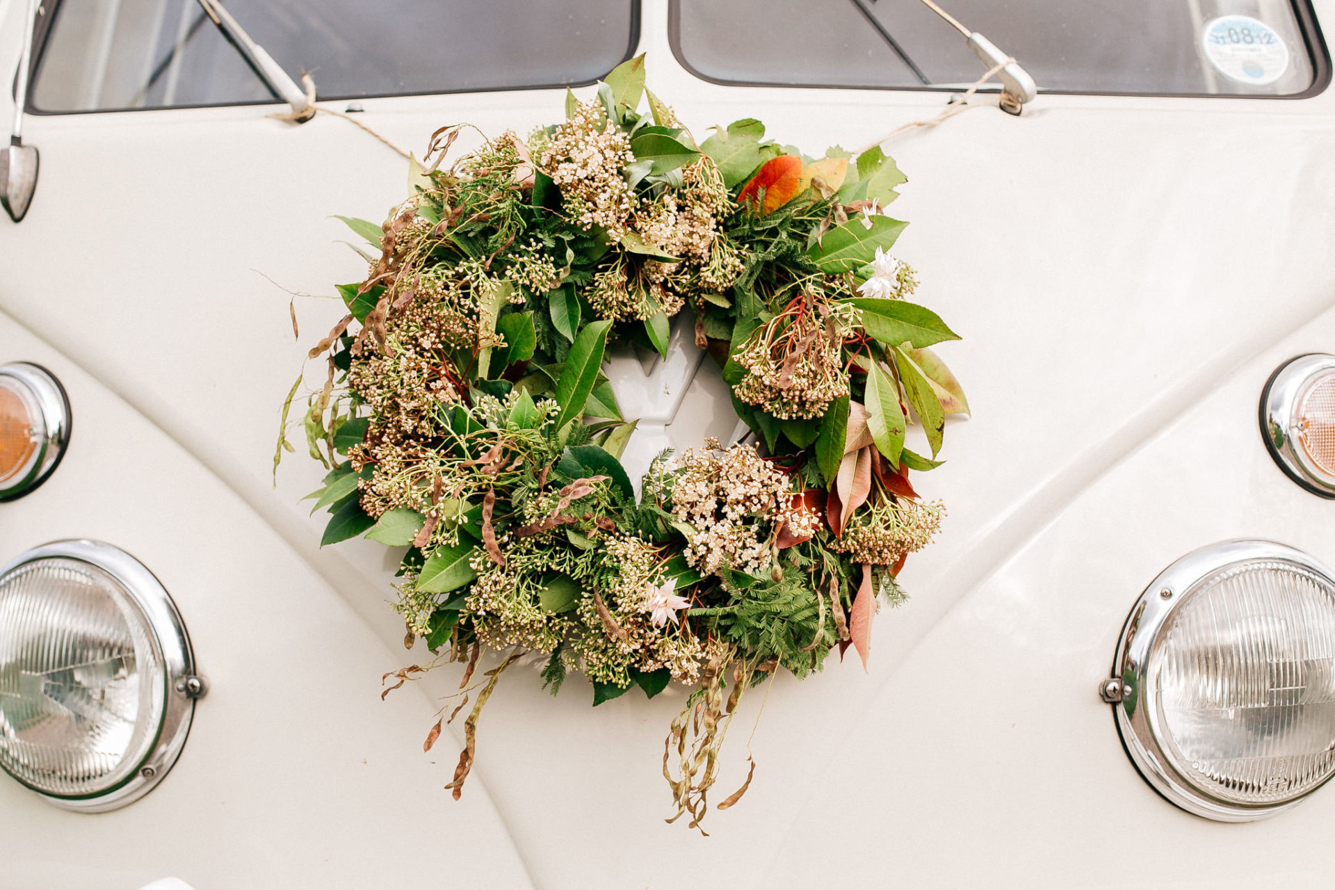 hochzeitsfotograf Steinbachhof Vaihingen Gündelbach-Scheunenhochzeit vintage detailreich-58 Hochzeitsfotografie Steinbachhof Vaihingen Stuttgart Deutschland Hochzeit Bully VW Bus Auto Hochzeitsauto