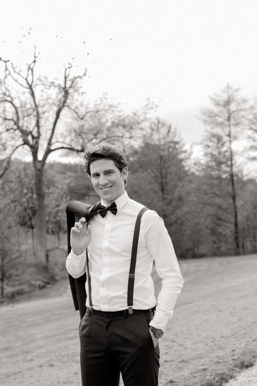 hochzeitsfotograf Steinbachhof Vaihingen Gündelbach-Scheunenhochzeit vintage detailreich-60 Hochzeitsfotografie Steinbachhof Vaihingen Stuttgart Deutschland Hochzeit Bräutigam Anzug Hosenträger Fliege