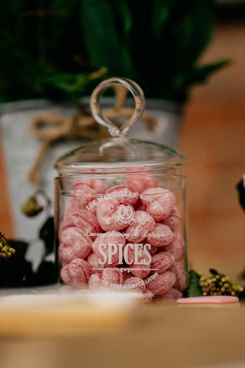 hochzeitsfotograf Steinbachhof Vaihingen Gündelbach-Scheunenhochzeit vintage detailreich-7 Hochzeitsfotografie Steinbachhof Vaihingen Stuttgart Deutschland Hochzeit Blumen Dekoration Kuchen