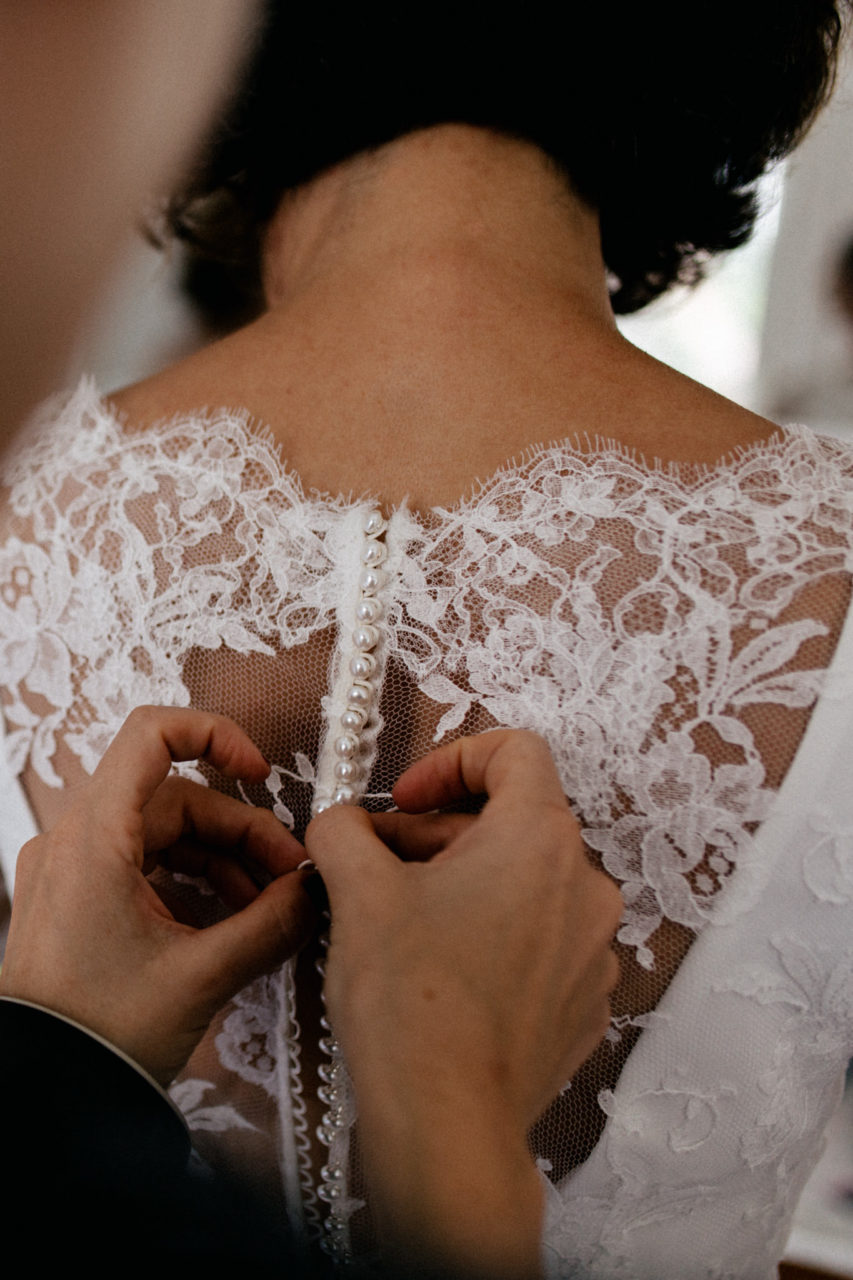 Hochzeitsfotograf Berlin-Haus am Bauernsee Dobbrikov heiraten am See Sommer-10 Freie Trauung Hochzeit Hochzeitsfotografie See Berlin Getting ready Hochzeitskleid