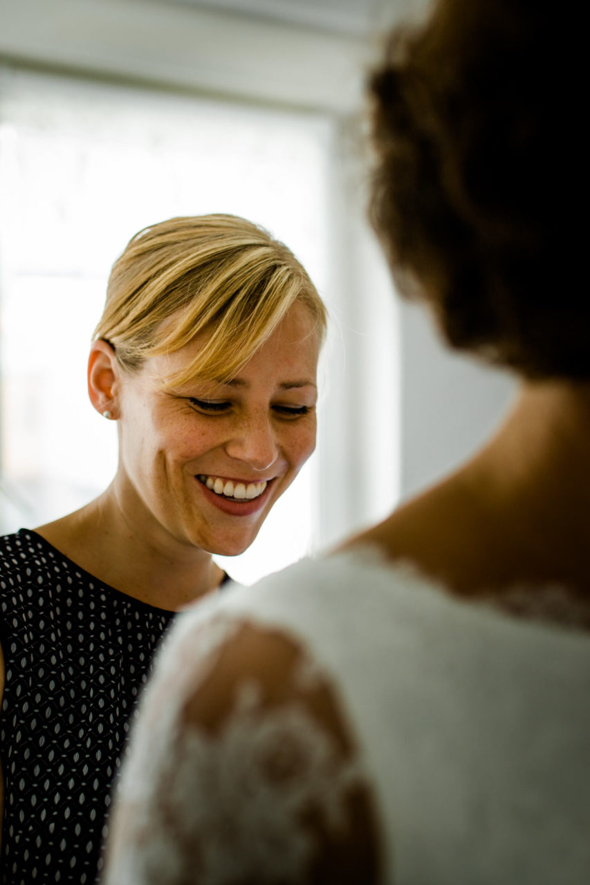 Hochzeitsfotograf Berlin-Haus am Bauernsee Dobbrikov heiraten am See Sommer-11 Freie Trauung Hochzeit Hochzeitsfotografie See Berlin Getting ready