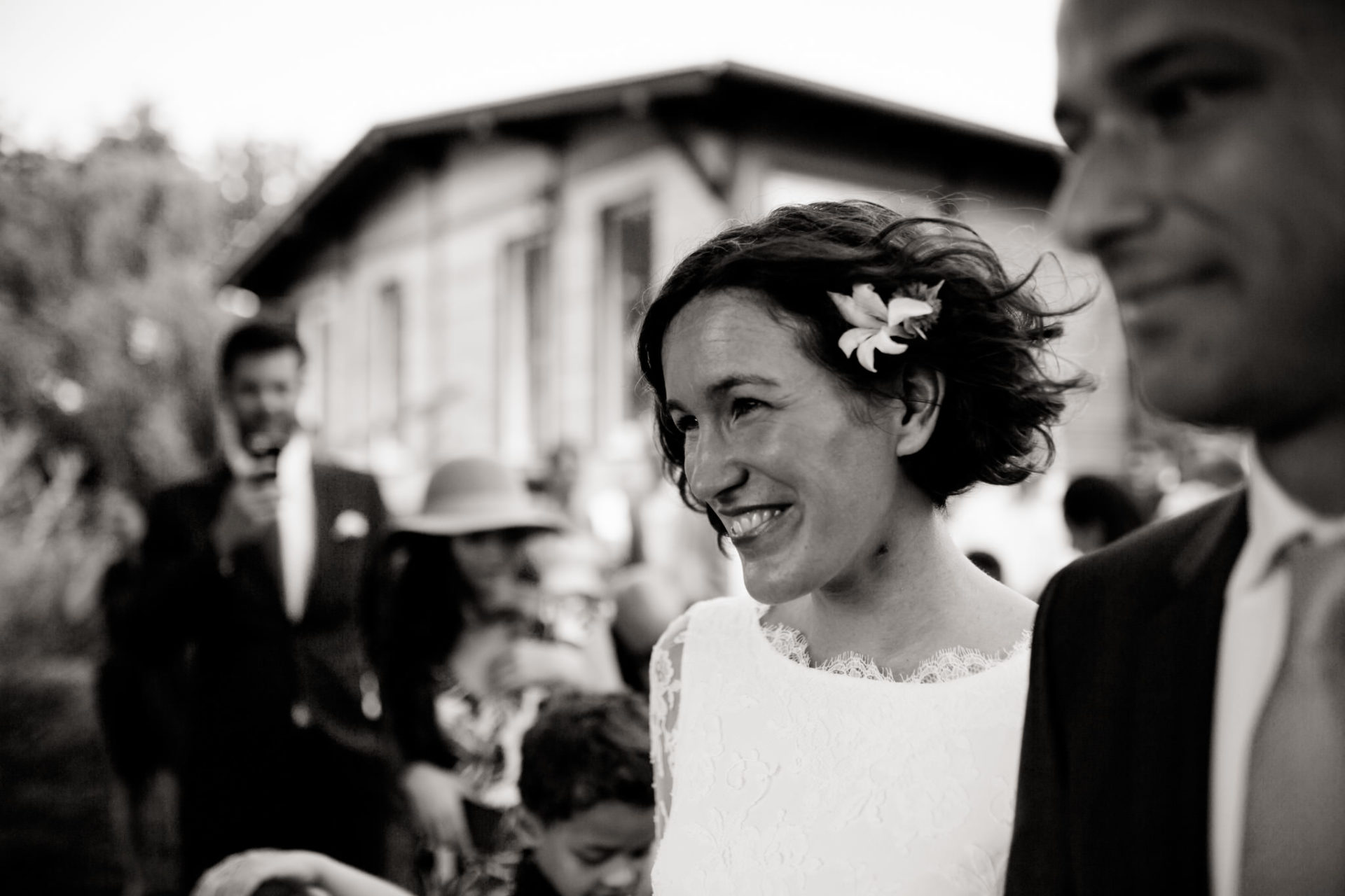 Hochzeitsfotograf Berlin-Haus am Bauernsee Dobbrikov heiraten am See Sommer-18 Freie Trauung Hochzeit Hochzeitsfotografie See Berlin Brautpaar Spitze