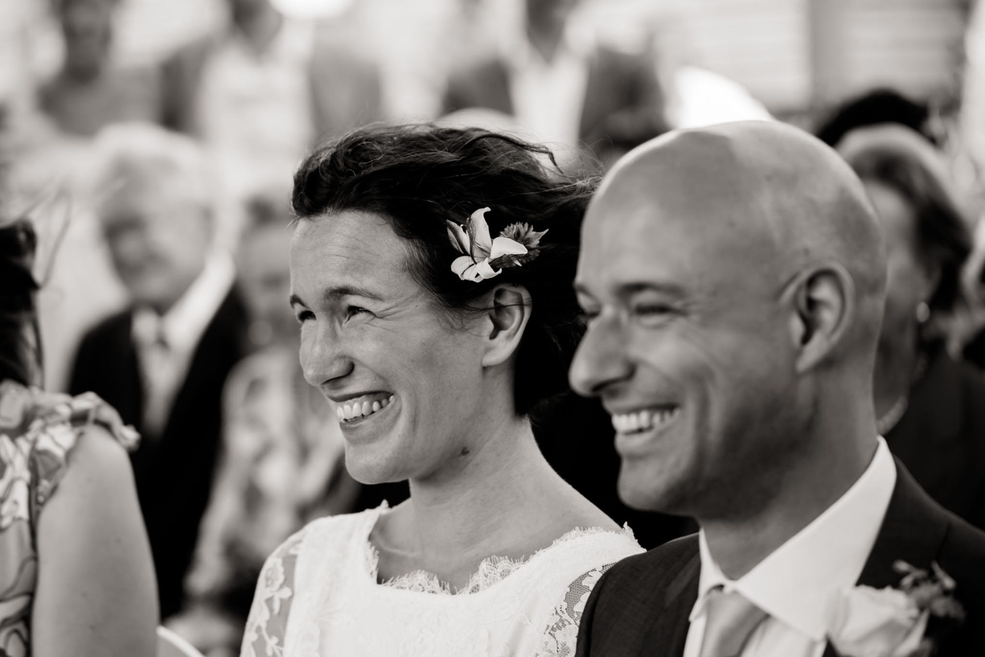 Hochzeitsfotograf Berlin-Haus am Bauernsee Dobbrikov heiraten am See Sommer-23 Freie Trauung Hochzeit Hochzeitsfotografie See Berlin Brautpaar Haarschmuck