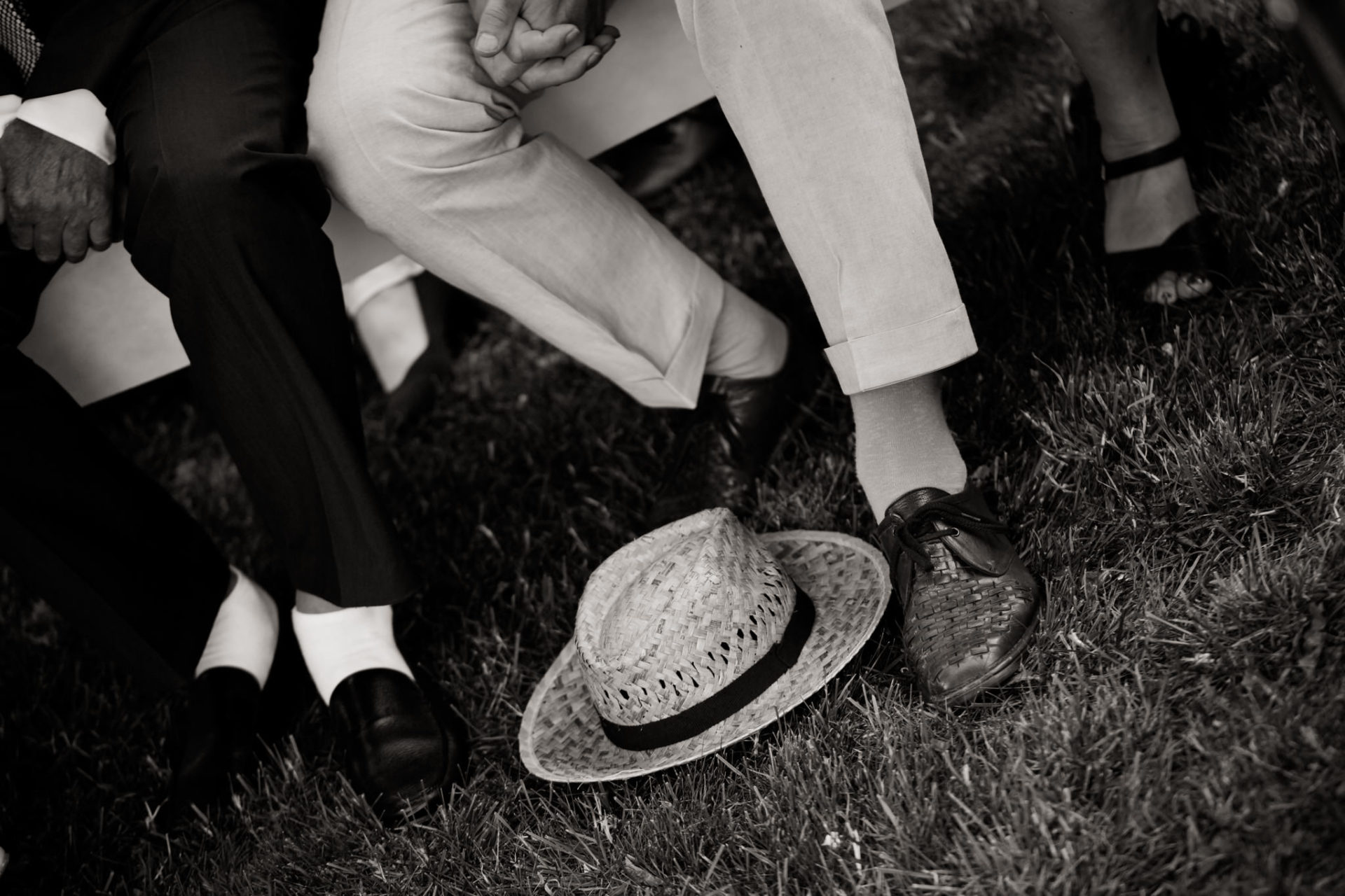 Hochzeitsfotograf Berlin-Haus am Bauernsee Dobbrikov heiraten am See Sommer-24 Freie Trauung Hochzeit Hochzeitsfotografie See Berlin Stylisch