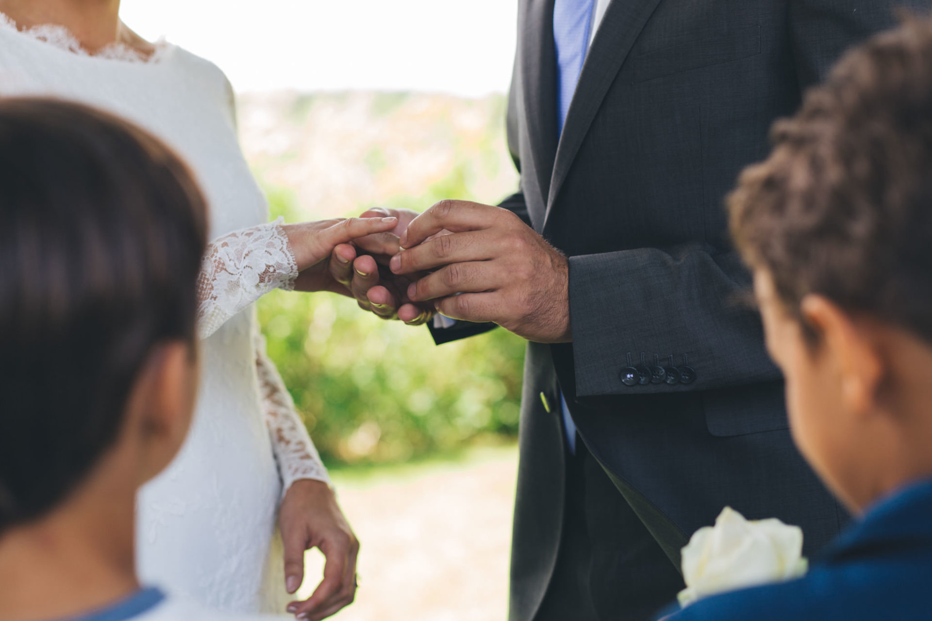 Hochzeitsfotograf Berlin-Haus am Bauernsee Dobbrikov heiraten am See Sommer-26 Freie Trauung Hochzeit Hochzeitsfotografie See Berlin Ring anstecken Ja Wort