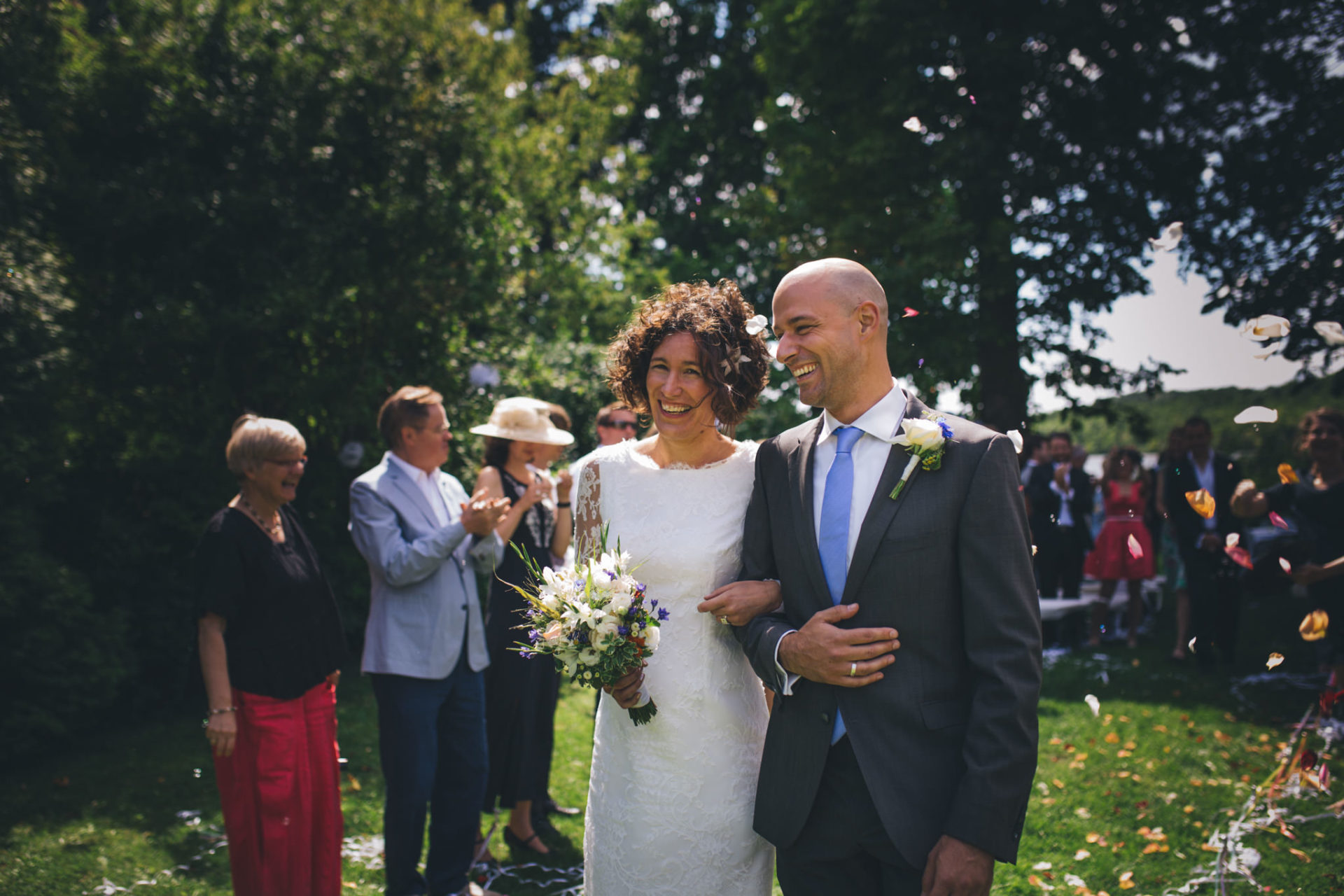 Hochzeitsfotograf Berlin-Haus am Bauernsee Dobbrikov heiraten am See Sommer-27 Freie Trauung Hochzeit Hochzeitsfotografie See Berlin Ja Wort Gesellschaft