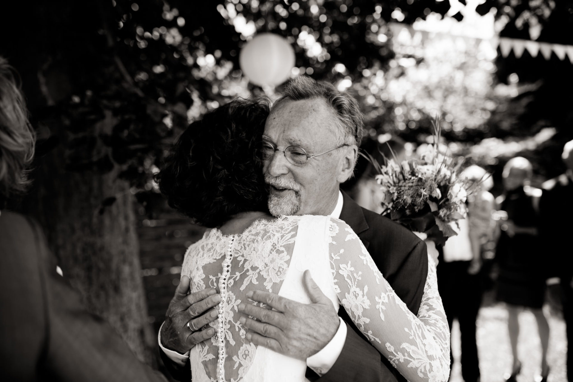 Hochzeitsfotograf Berlin-Haus am Bauernsee Dobbrikov heiraten am See Sommer-28 Freie Trauung Hochzeit Hochzeitsfotografie See Berlin Vater der Braut