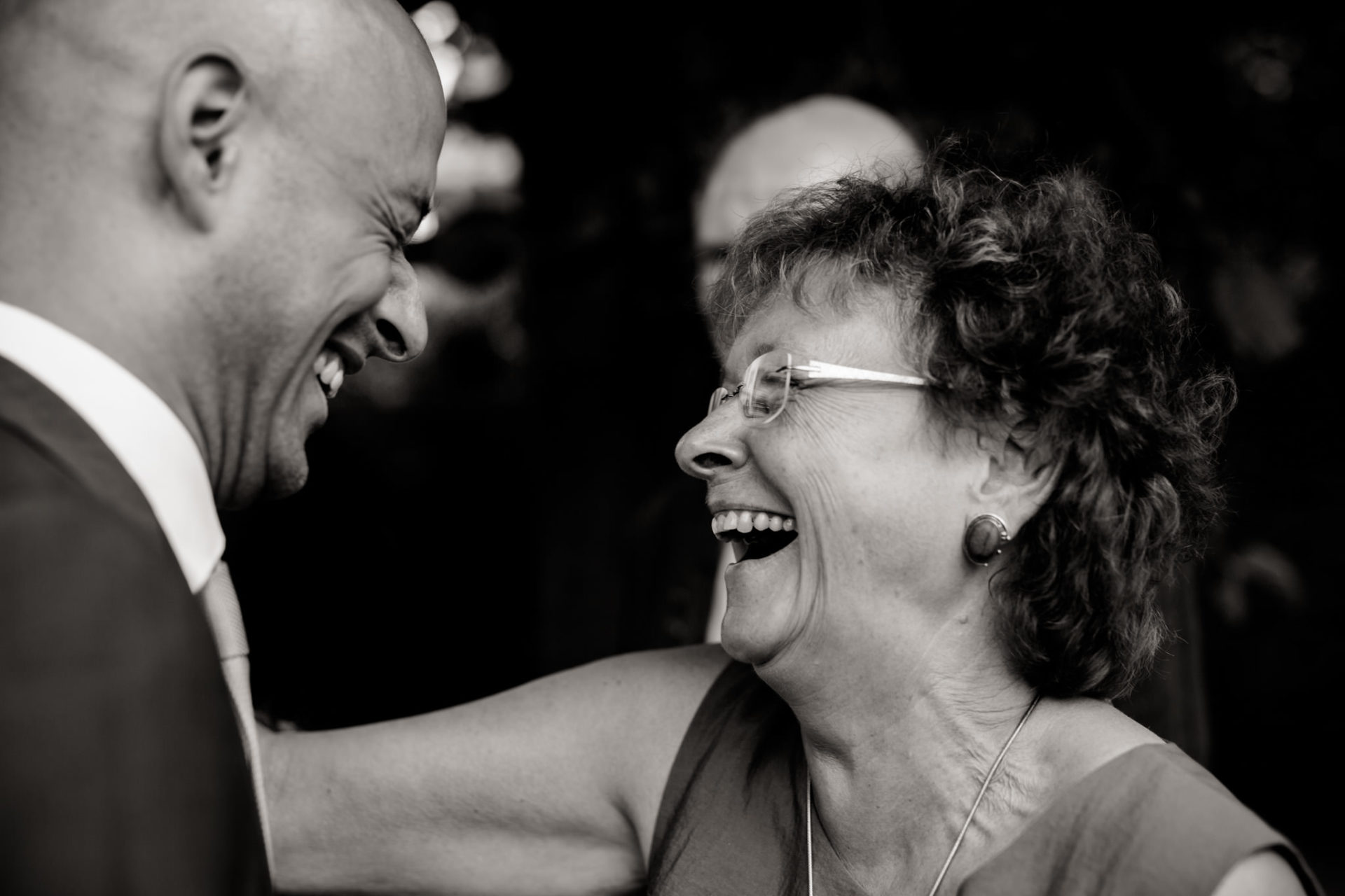 Hochzeitsfotograf Berlin-Haus am Bauernsee Dobbrikov heiraten am See Sommer-29 Freie Trauung Hochzeit Hochzeitsfotografie See Berlin Mutter der Braut