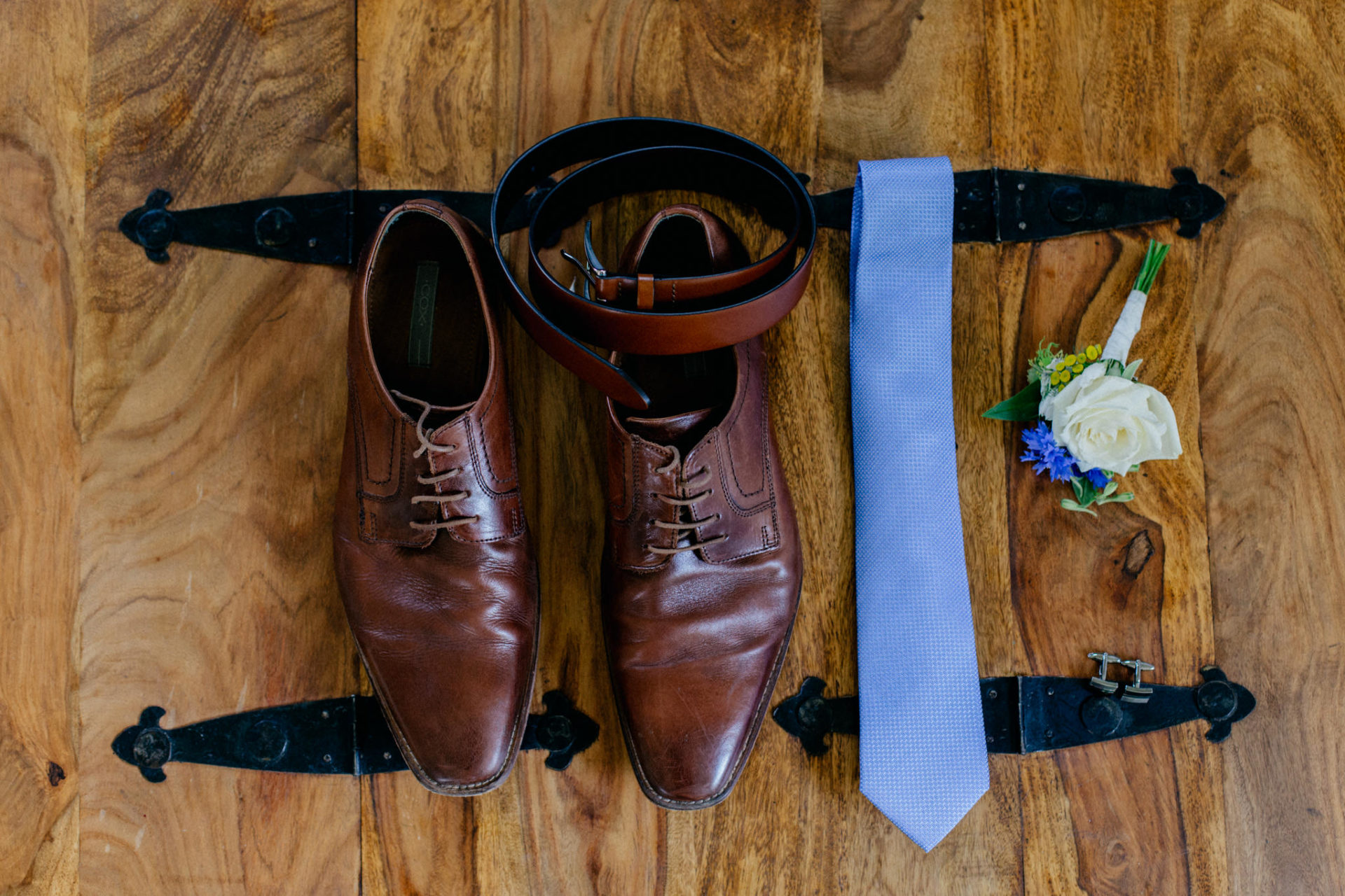 Hochzeitsfotograf Berlin-Haus am Bauernsee Dobbrikov heiraten am See Sommer-3 Freie Trauung Hochzeit Hochzeitsfotografie See Berlin getting ready Accessoires