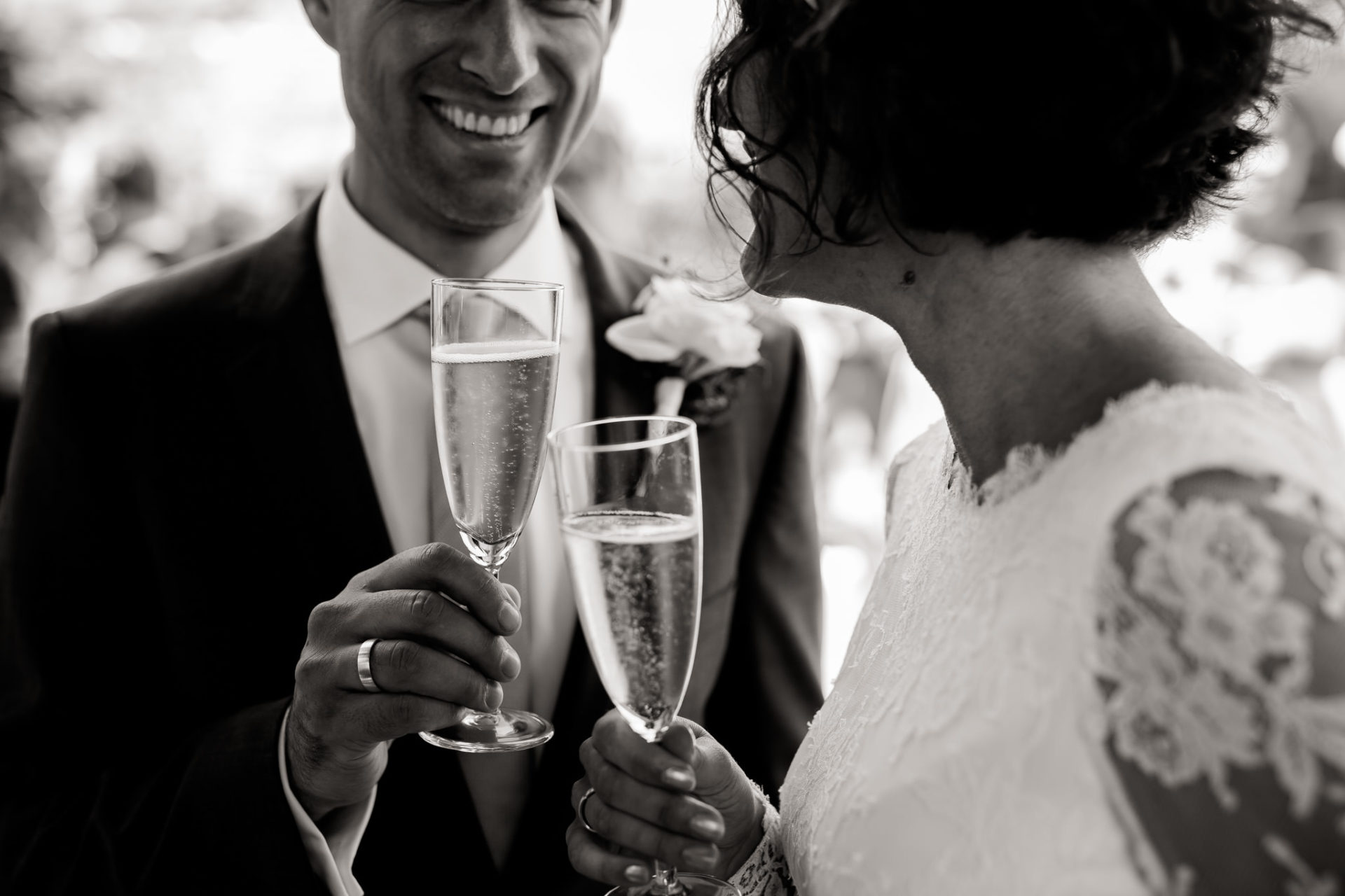 Hochzeitsfotograf Berlin-Haus am Bauernsee Dobbrikov heiraten am See Sommer-30 Freie Trauung Hochzeit Hochzeitsfotografie See Sekt Berlin