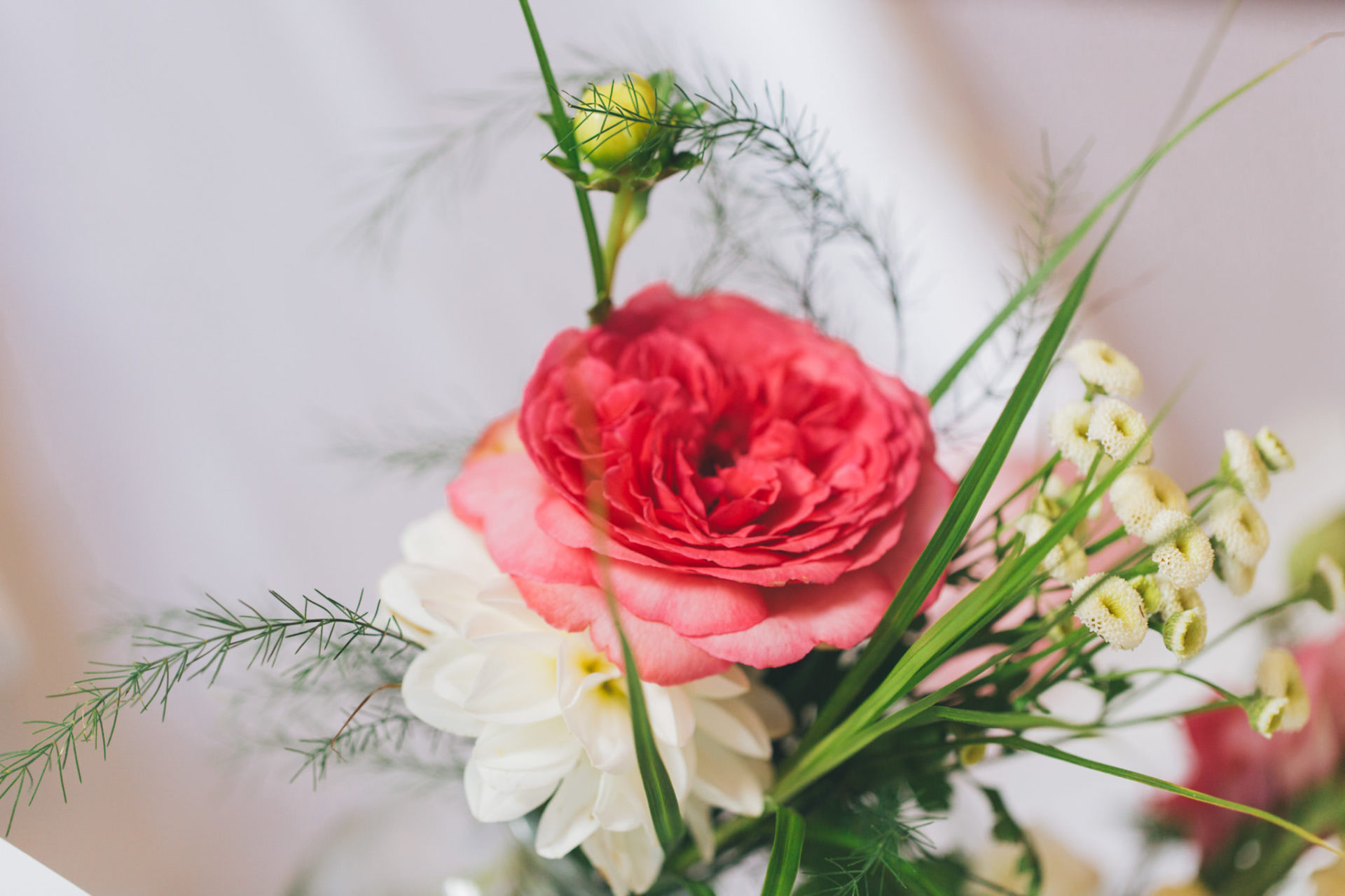 Hochzeitsfotograf Berlin-Haus am Bauernsee Dobbrikov heiraten am See Sommer-31 Freie Trauung Hochzeit Hochzeitsfotografie See Blumen