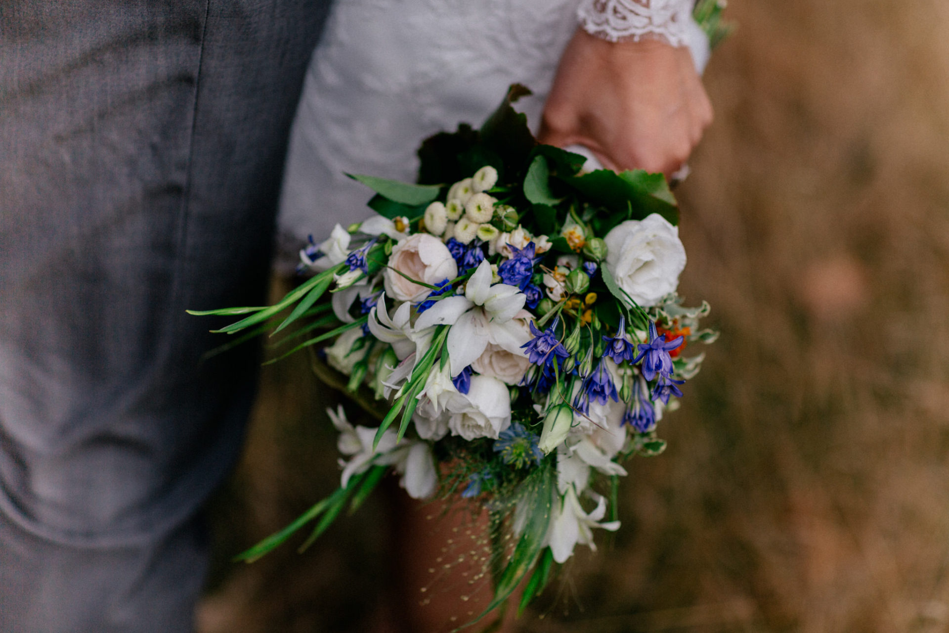 Hochzeitsfotograf Berlin-Haus am Bauernsee Dobbrikov heiraten am See Sommer-36 Emotionale Sommerhochzeit Hochzeitsfotografie Berlin Dobbrikov Brautstrauss Fotoshooting