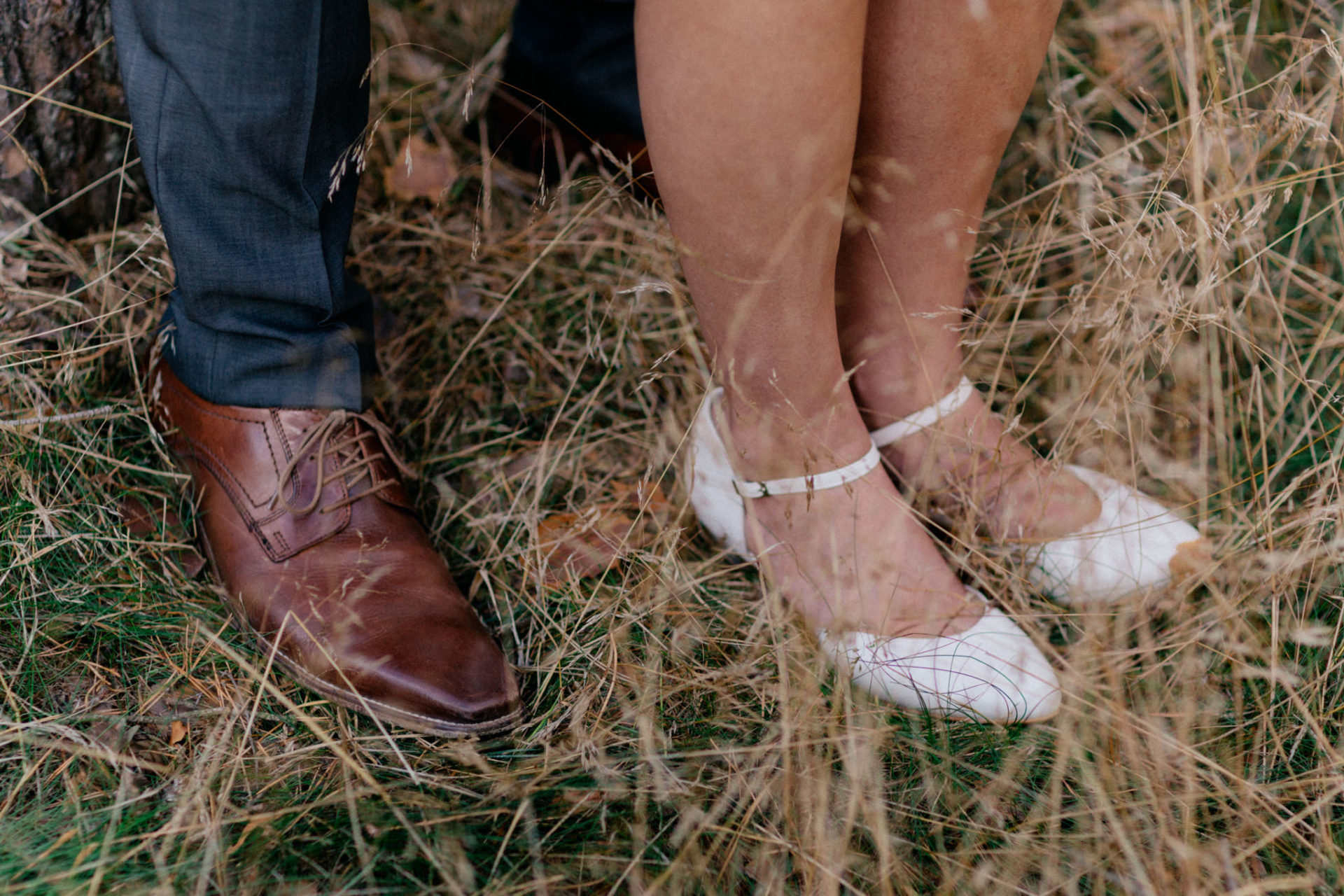 Hochzeitsfotograf Berlin-Haus am Bauernsee Dobbrikov heiraten am See Sommer-42 Freie Trauung Hochzeit Hochzeitsfotografie See Outfit Fotoshooting
