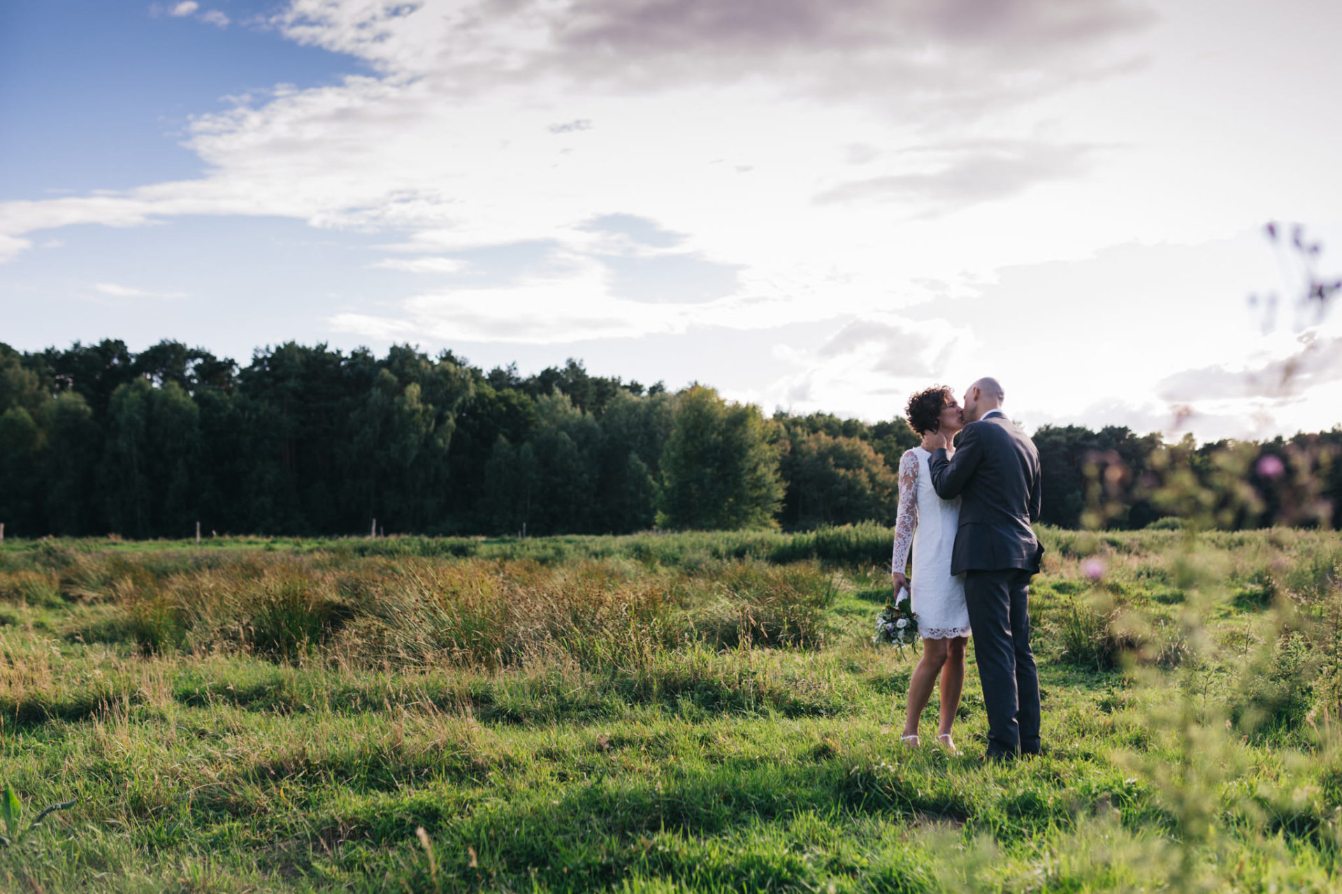 Hochzeitsfotograf Berlin-Haus am Bauernsee Dobbrikov heiraten am See Sommer-44 Freie Trauung Hochzeit Hochzeitsfotografie Bauernsee Braut und Bräutigam Fotoshooting