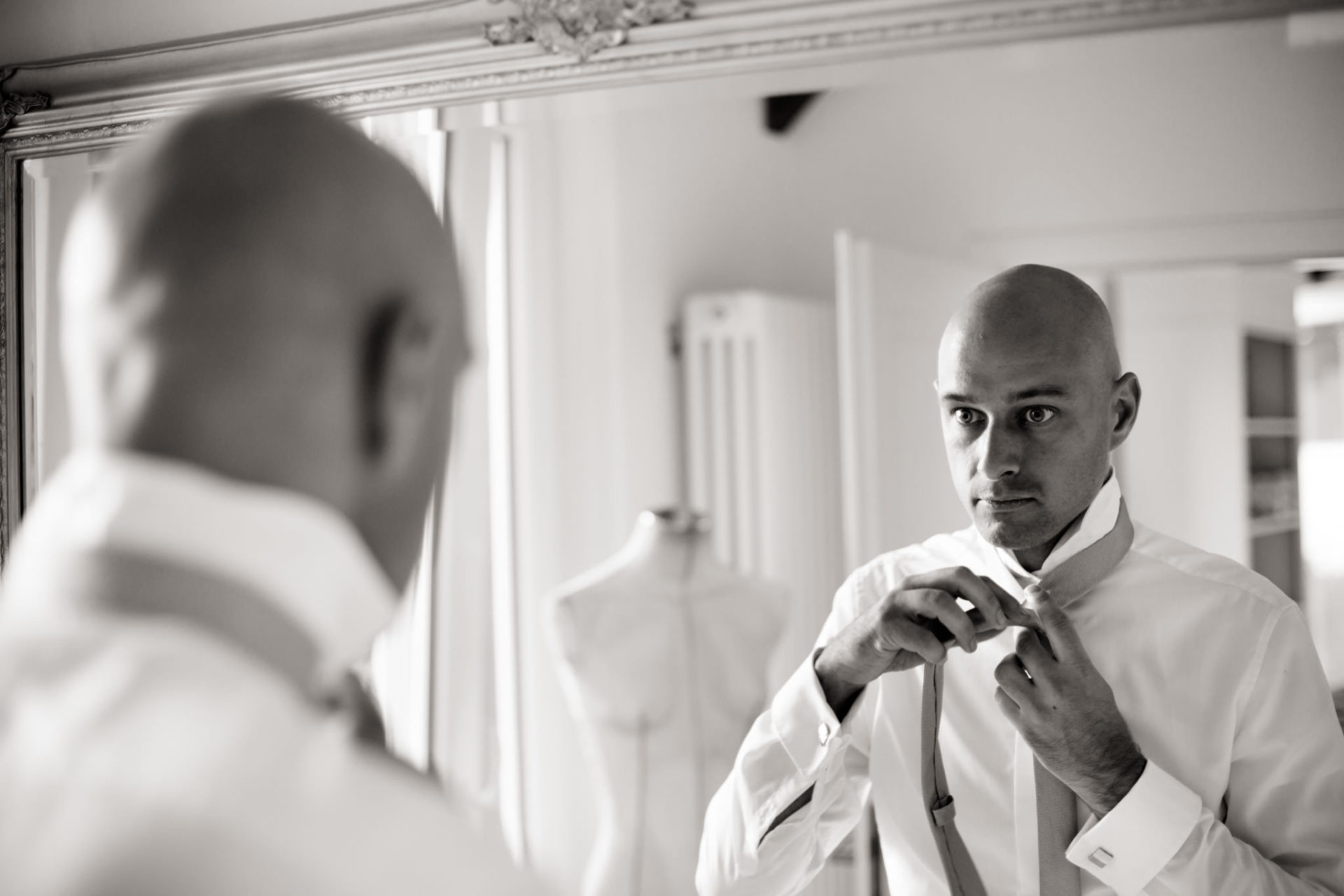 Hochzeitsfotograf Berlin-Haus am Bauernsee Dobbrikov heiraten am See Sommer-6 Freie Trauung Hochzeit Hochzeitsfotografie See Berlin Bräutigam getting ready