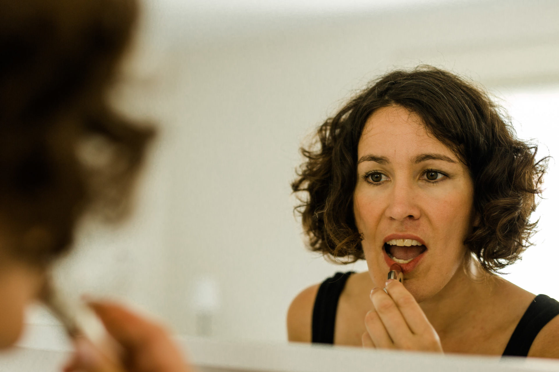 Hochzeitsfotograf Berlin-Haus am Bauernsee Dobbrikov heiraten am See Sommer-8 Freie Trauung Hochzeit Hochzeitsfotografie See Berlin getting ready Lippenstift