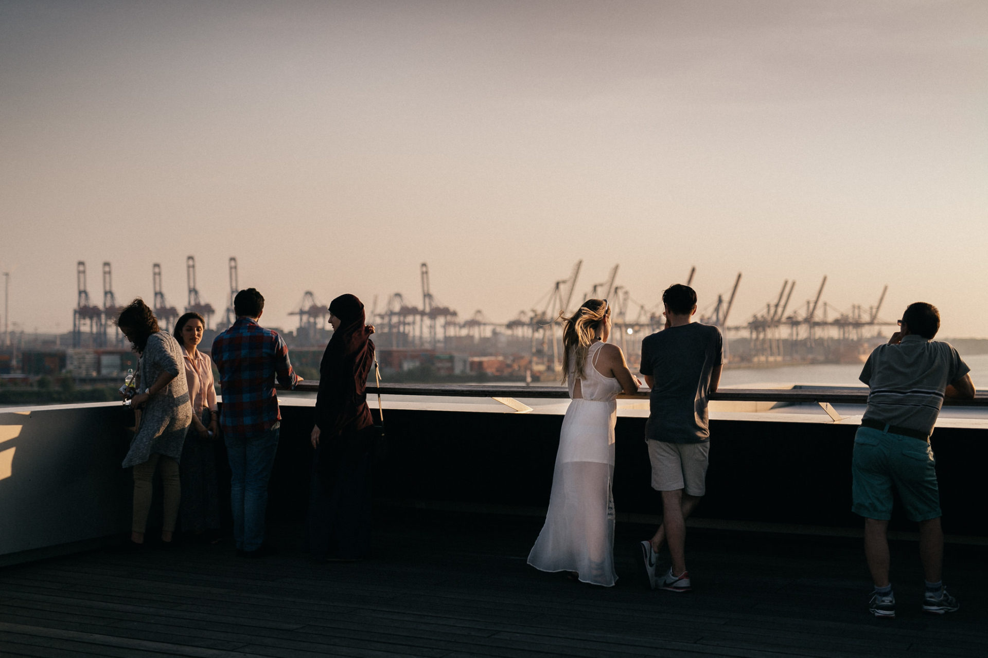 Hamburg Fischmarkt verliebtes Paarshoot Fotografie in HH Aussicht auf Hafen