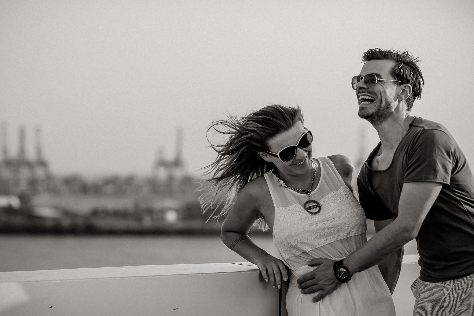 Hamburg Fischmarkt verliebtes Paarshoot Fotografie in HH lachen