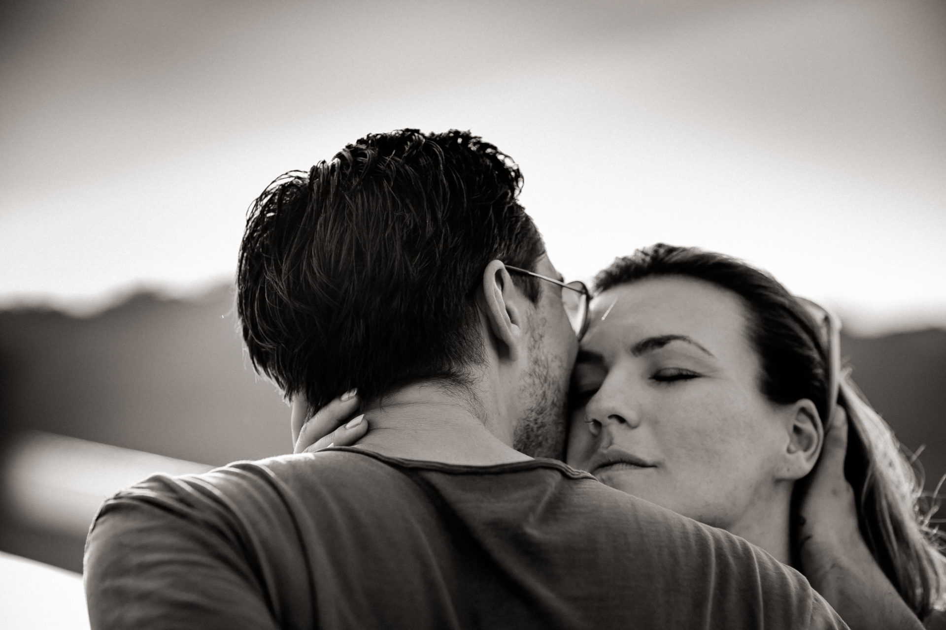 Hamburg Hochzeitsfotograf Verlobungsshoot Paarfotografie schwarz weiß Umarmung