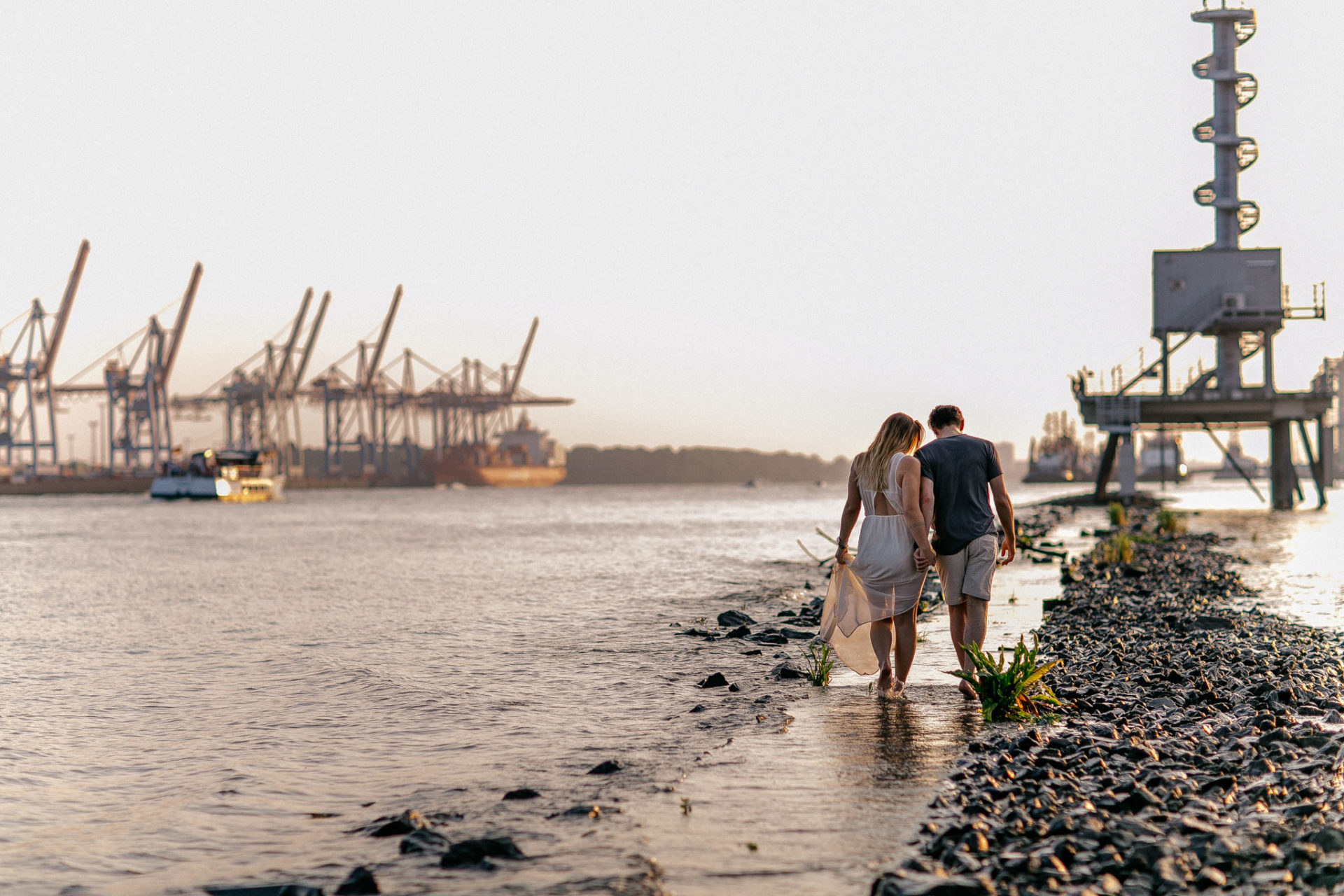 Portraitfotografie in Hamburg mit Pärchen am Fischmarkt Leitdamm Hafen Kräne