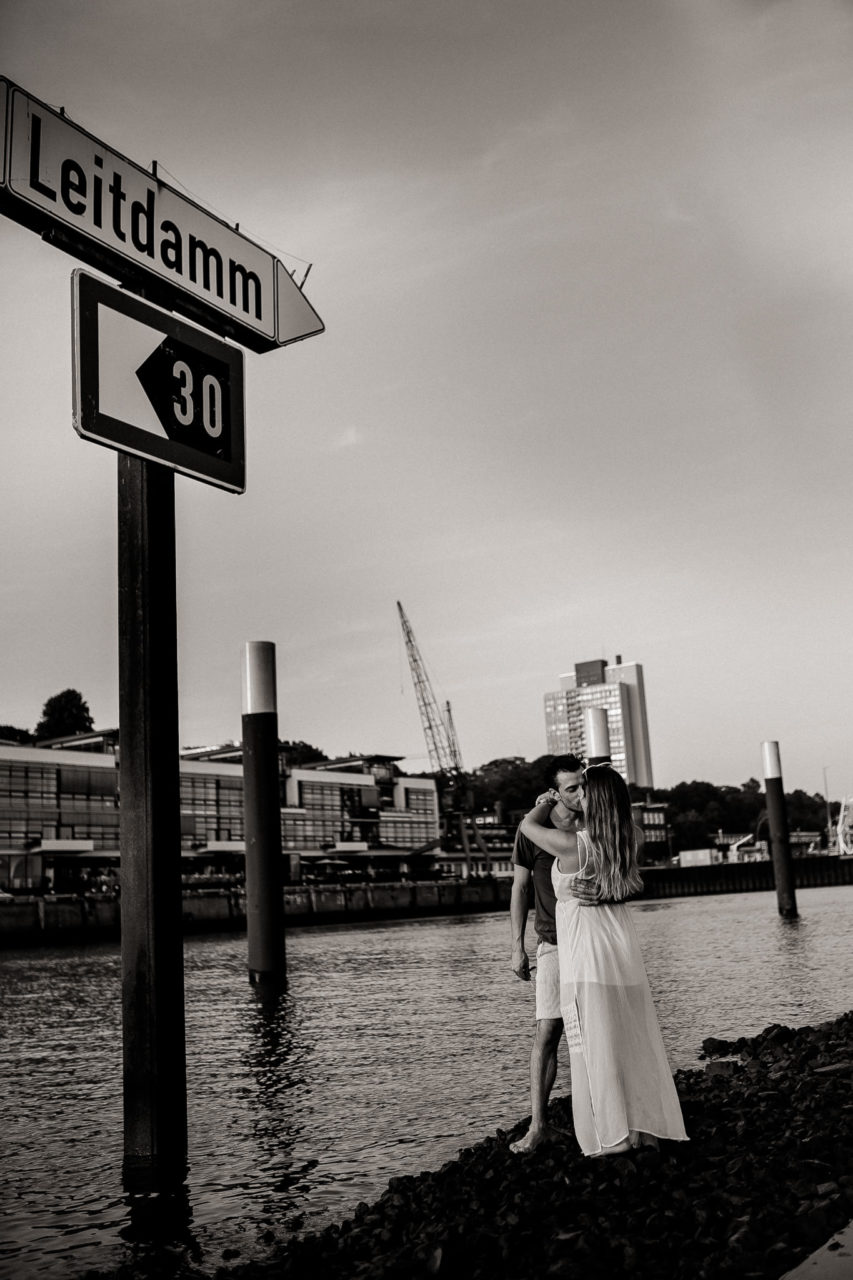 Portraitfotografie in Hamburg mit Pärchen am Fischmarkt Leitdamm Küssen