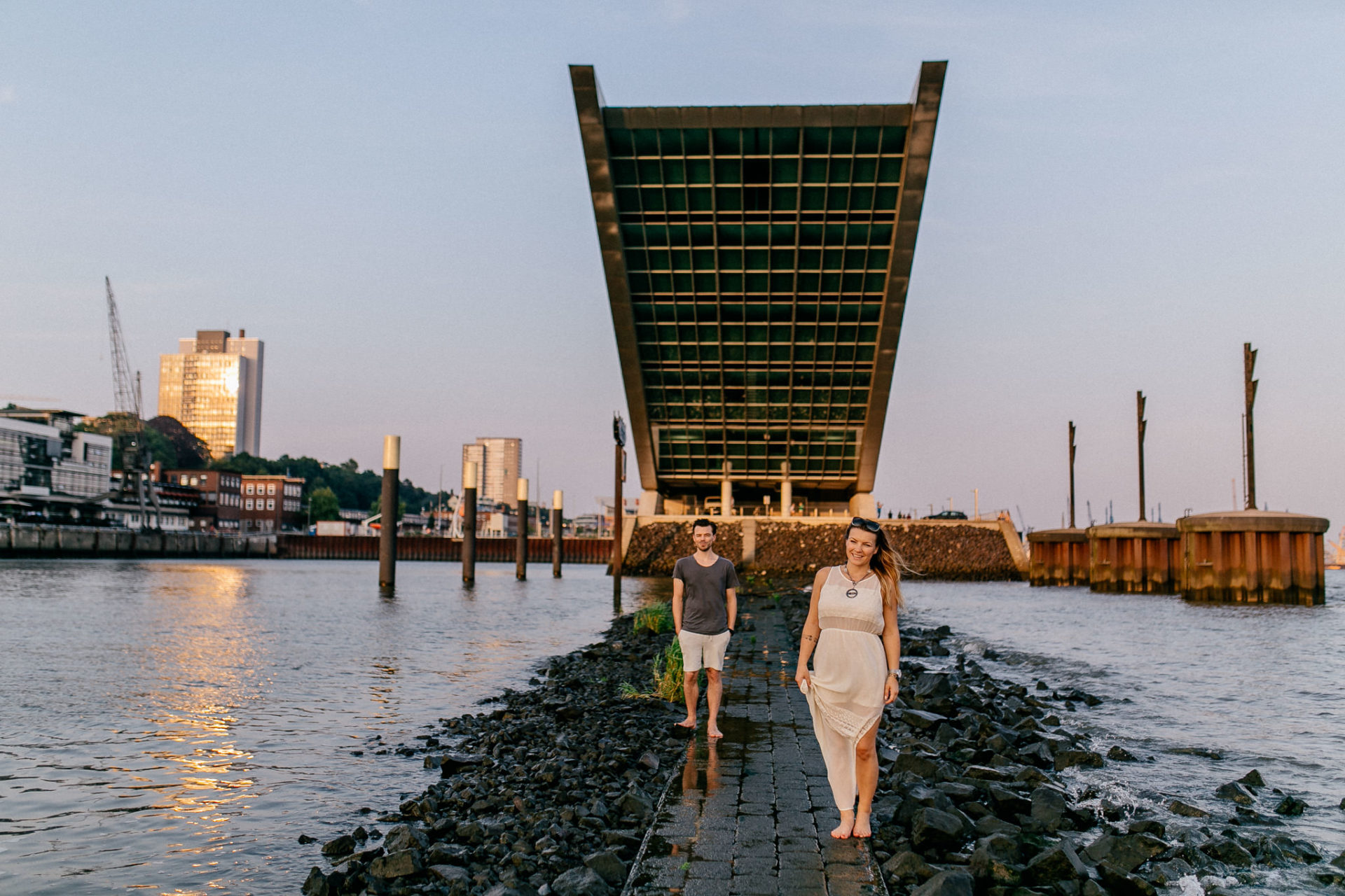 Portraitfotografie in Hamburg mit Pärchen am Fischmarkt Damm Architektur
