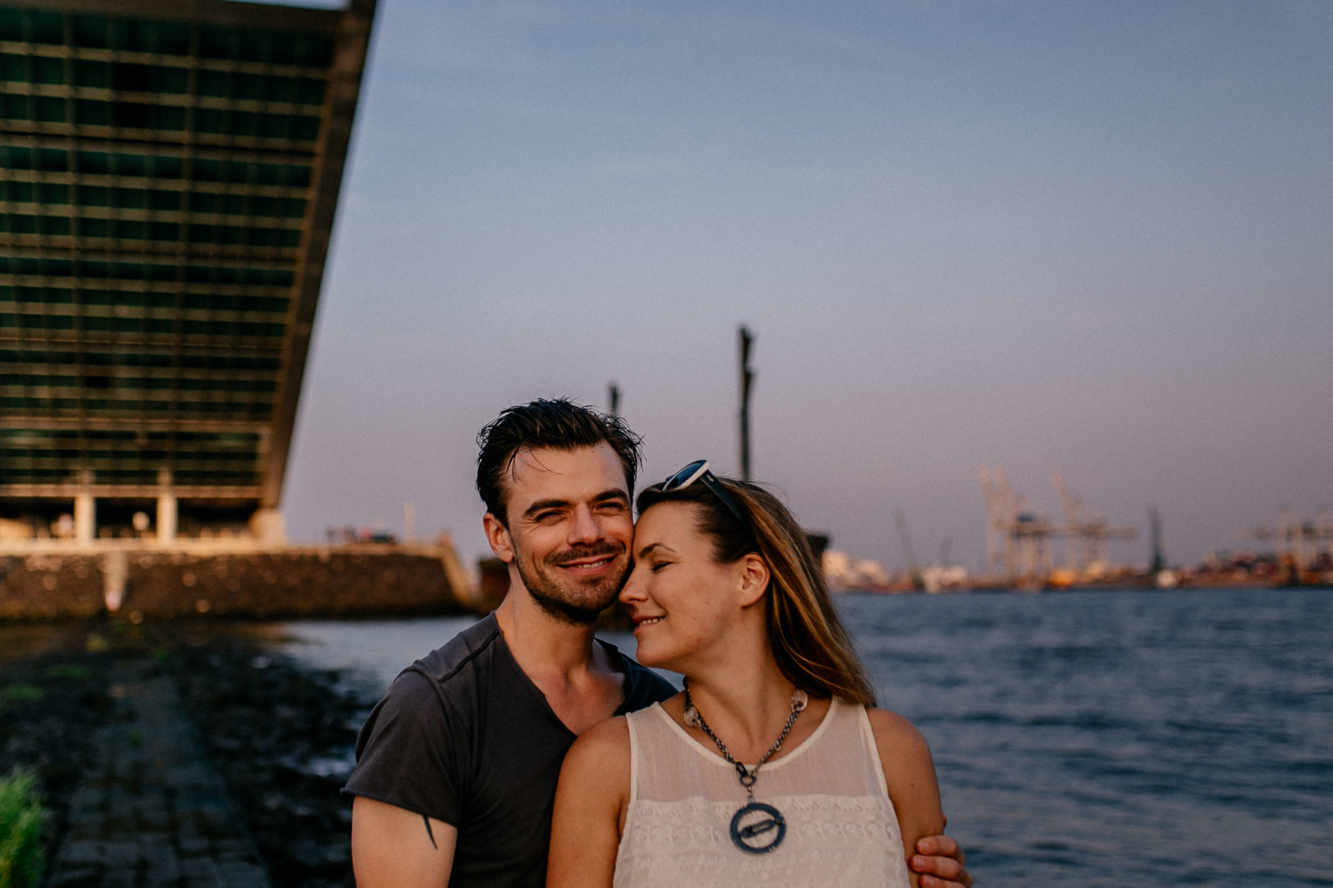 Verlobungsfotos Hamburg Küste Fotoshooting Paarfotografie Sonnenuntergang Lichtstimmung verliebt