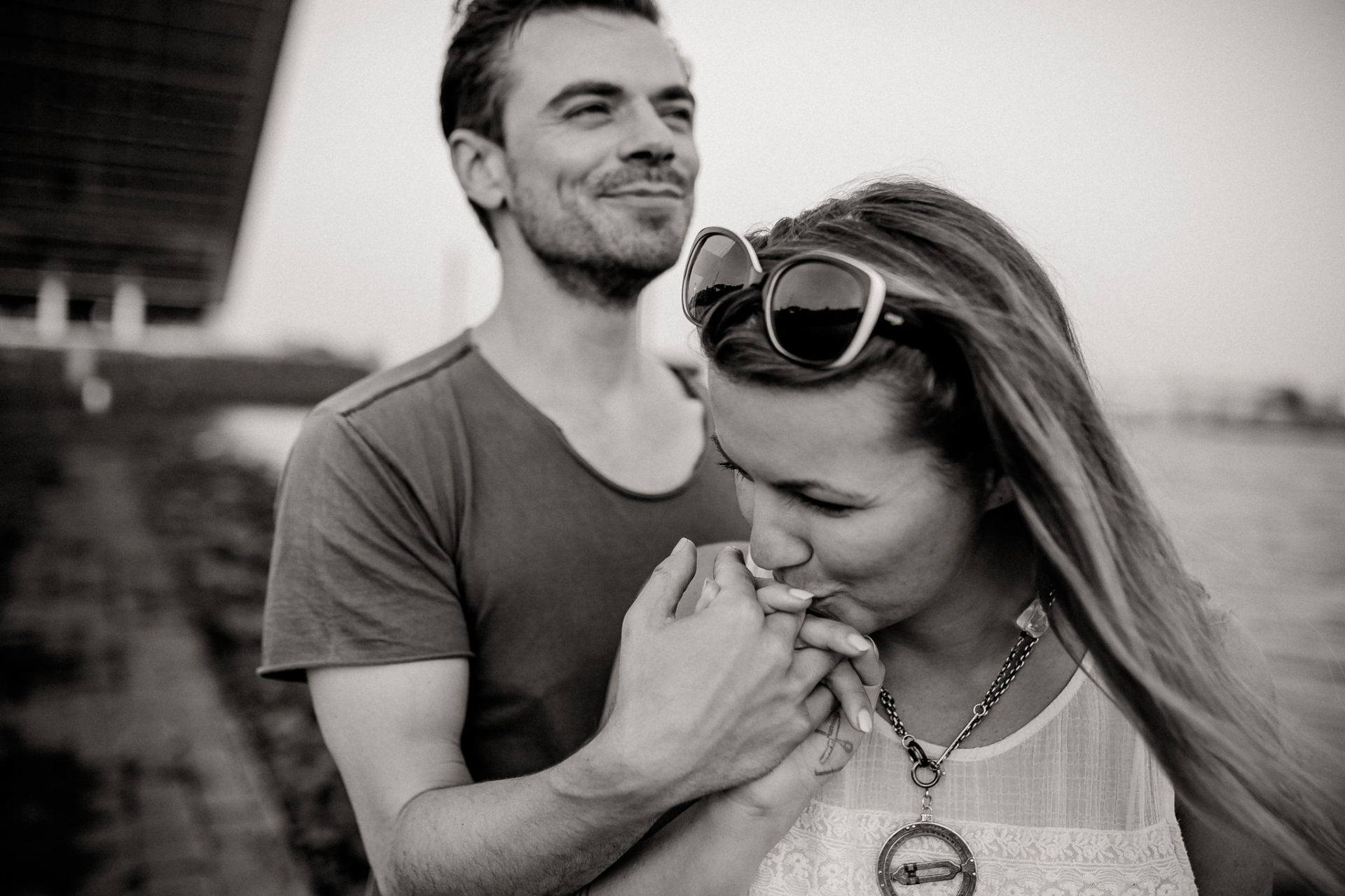 Verlobungsfotos Hamburg Küste Paarfotografie Küssen Schwarz Weiss