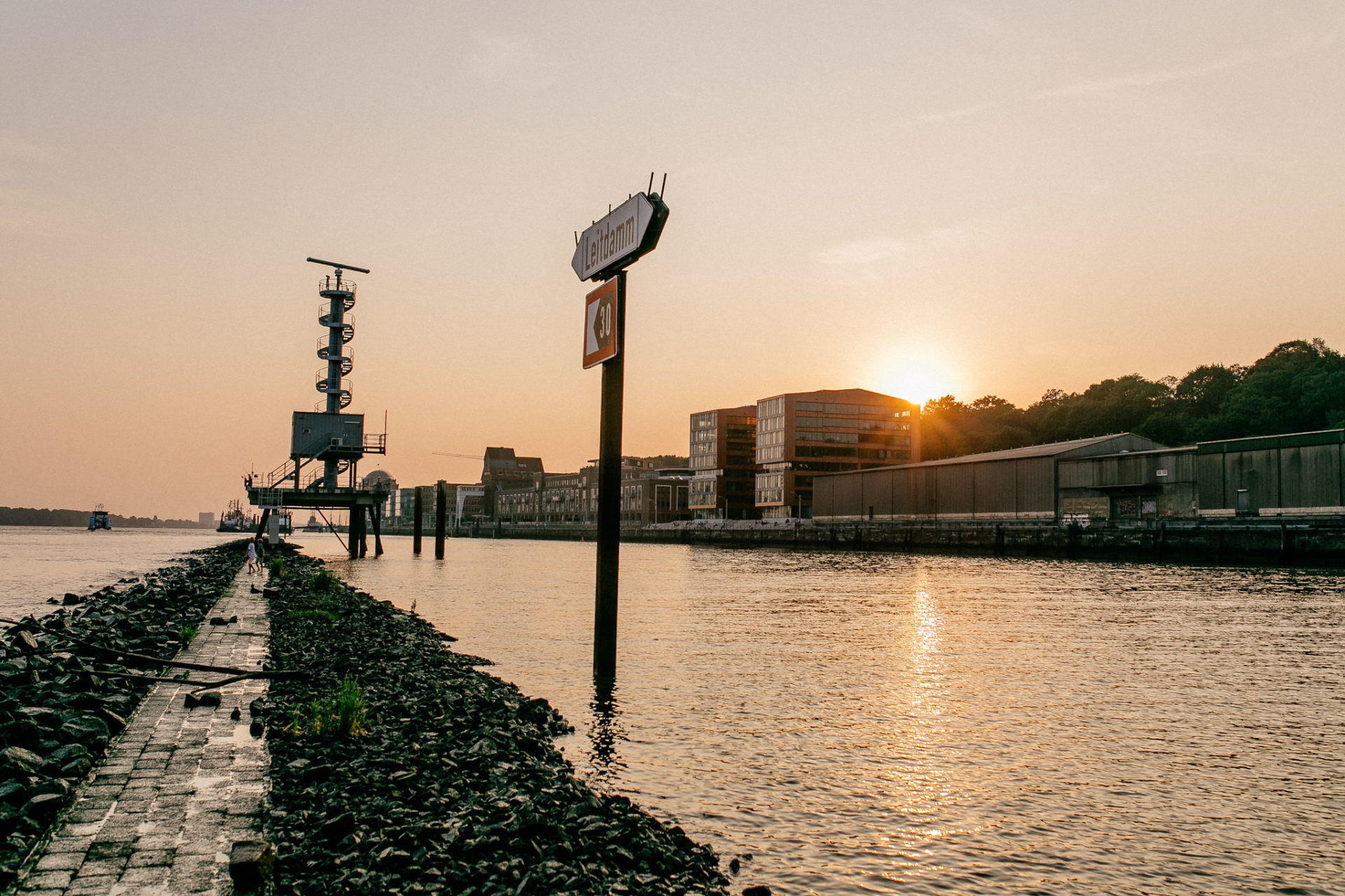 Hamburg Fischmarkt Shooting verliebtes Paarshoot Fotografie in HH Damm Sonnenuntergang