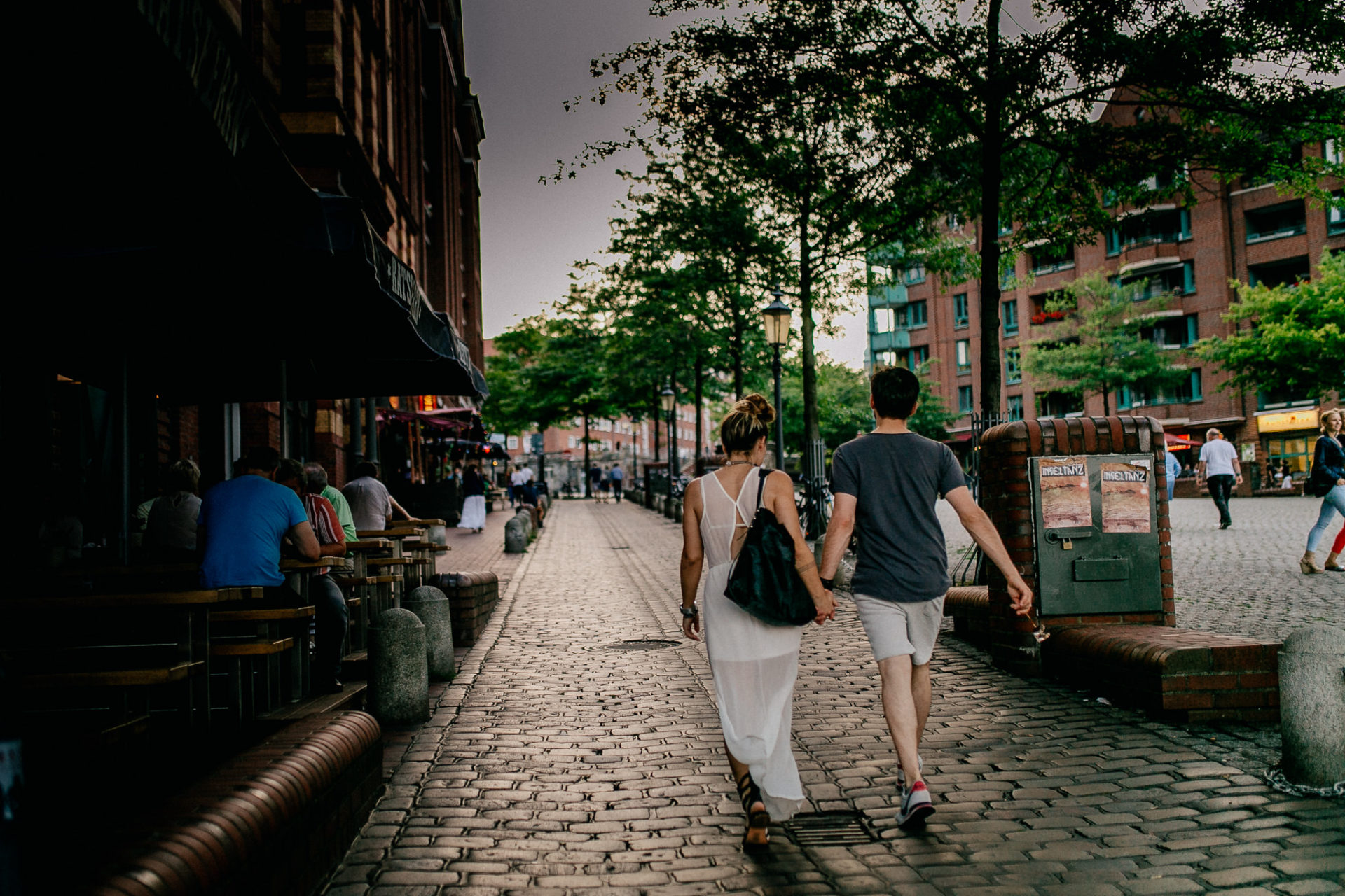 Hamburg Hochzeitsfotograf Verlobungsshoot flanieren Spaziergang