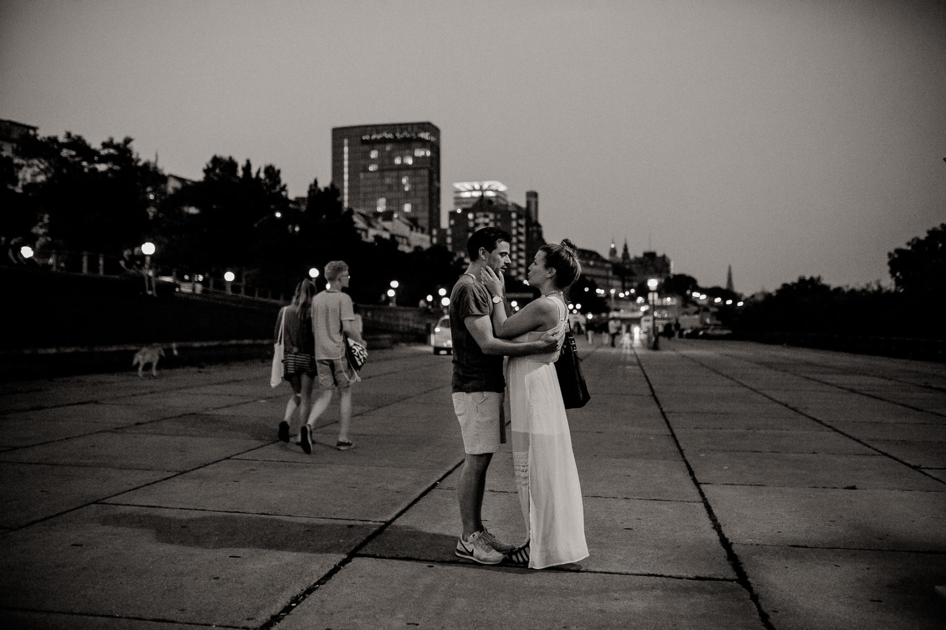 Hamburg Hochzeitsfotograf Verlobungsshoot Schwarz Weiss