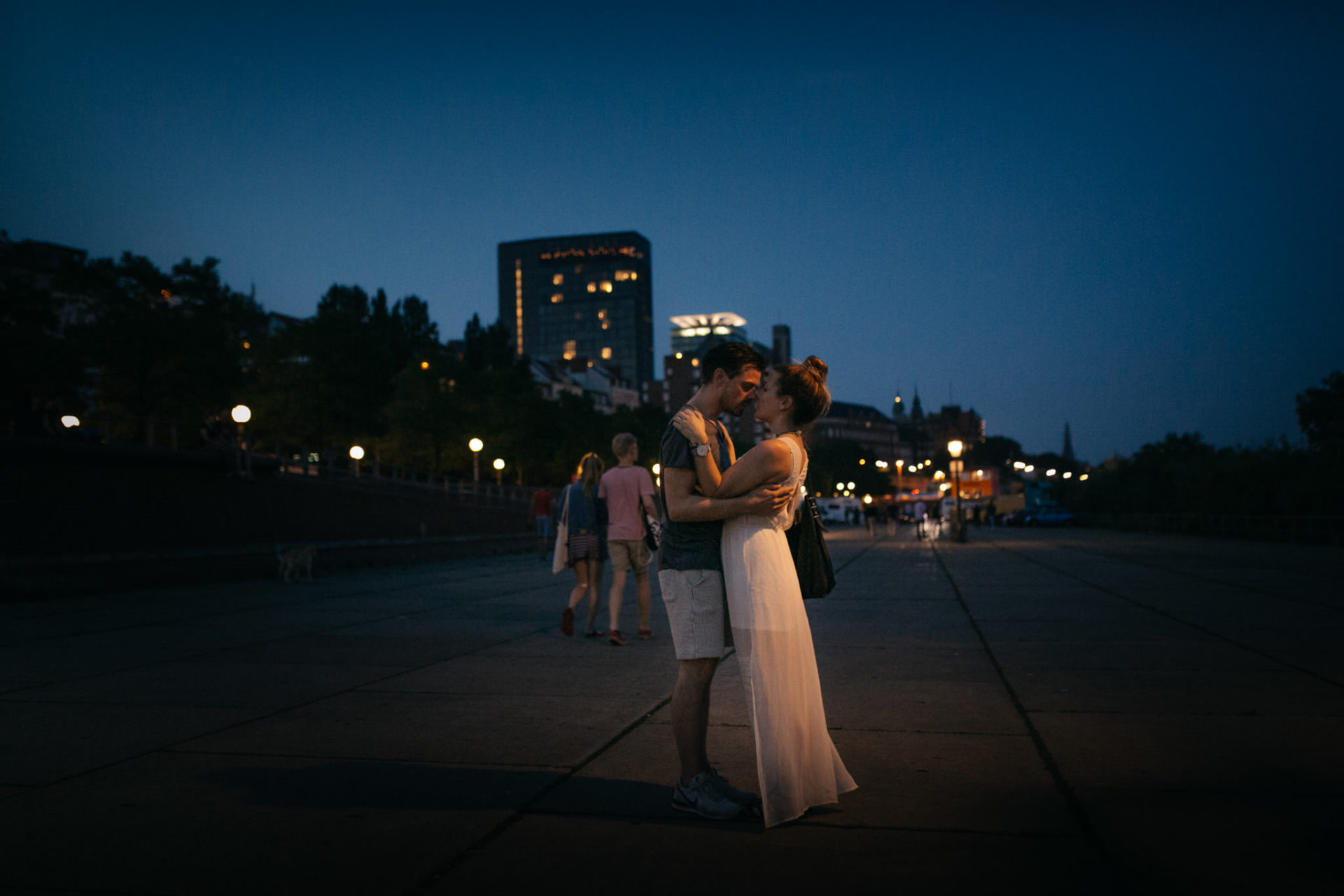 Hamburg Hochzeitsfotograf Verlobungsshoot Umarmung Nacht Promenade