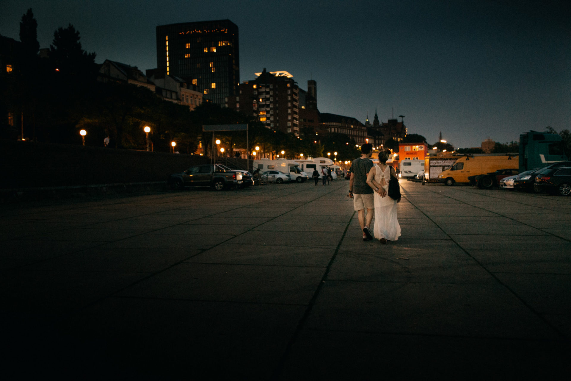 Nacht in Hamburg Hochzeitsfotograf Verlobungsshoot Spaziergang