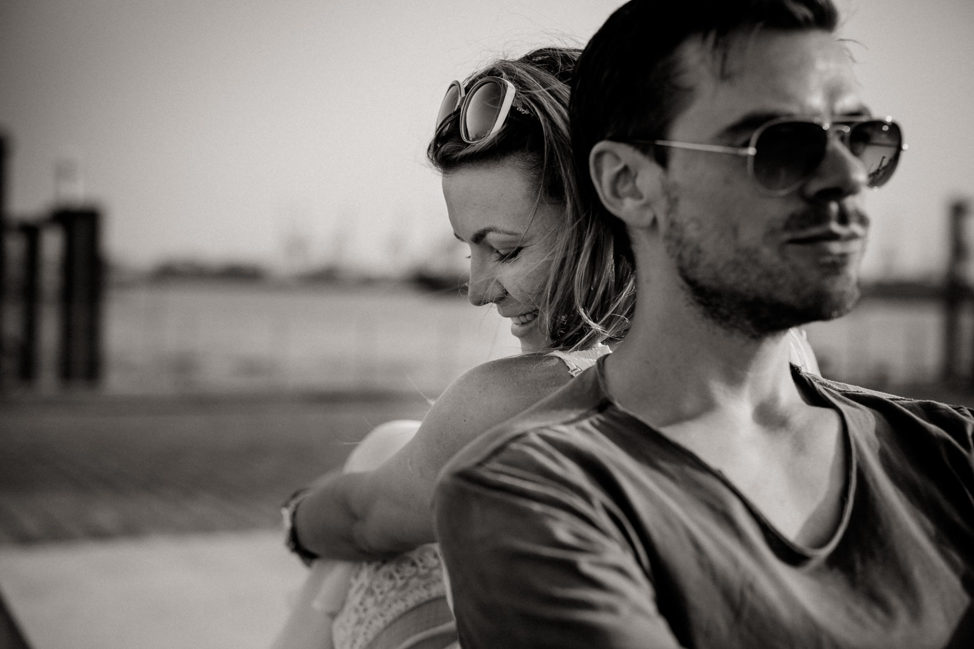 Hamburg Fischmarkt verliebtes Paarshoot Fotografie in HH schwarz weiß stylisch