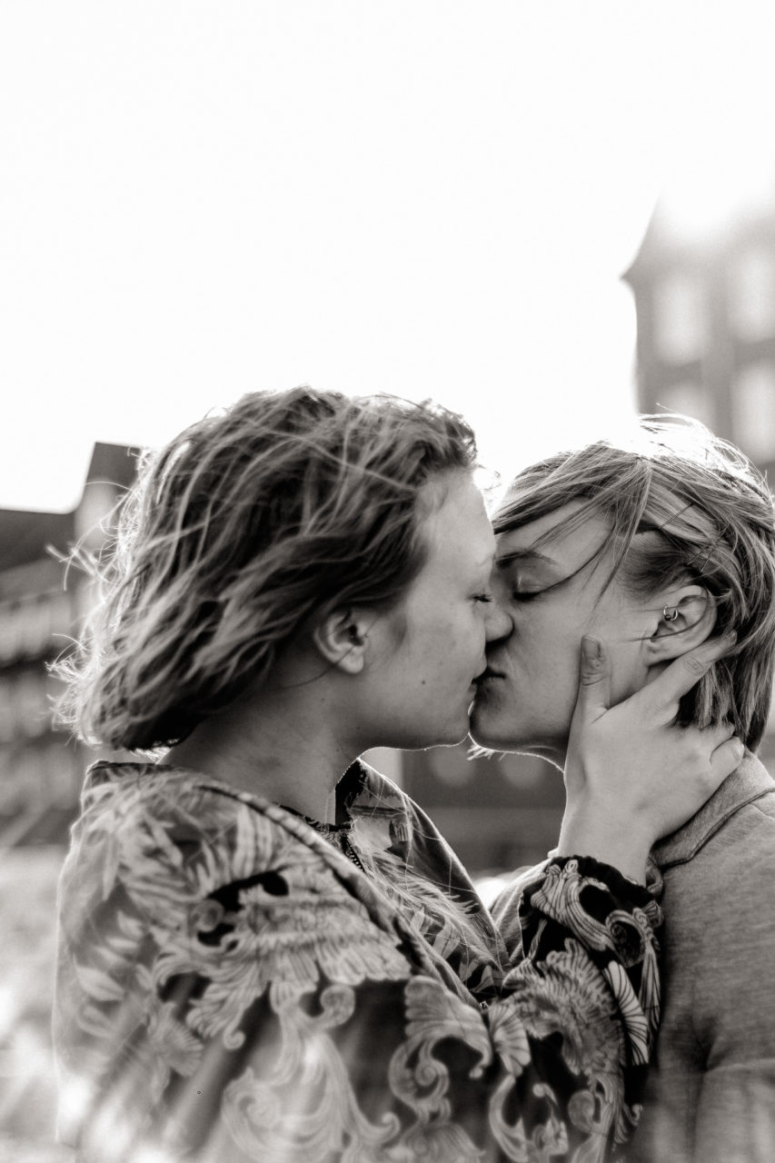 Verlobungsbilder Stuttgart lesbisches Paar-10 LGBT Paar Dänemark Fotoshoot Hafen Fotografie