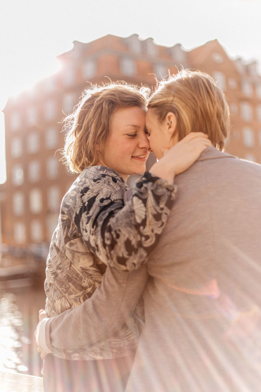 Verlobungsbilder Stuttgart lesbisches Paar-6 LGBT Paar Dänemark Fotoshoot Hafen Fotografie