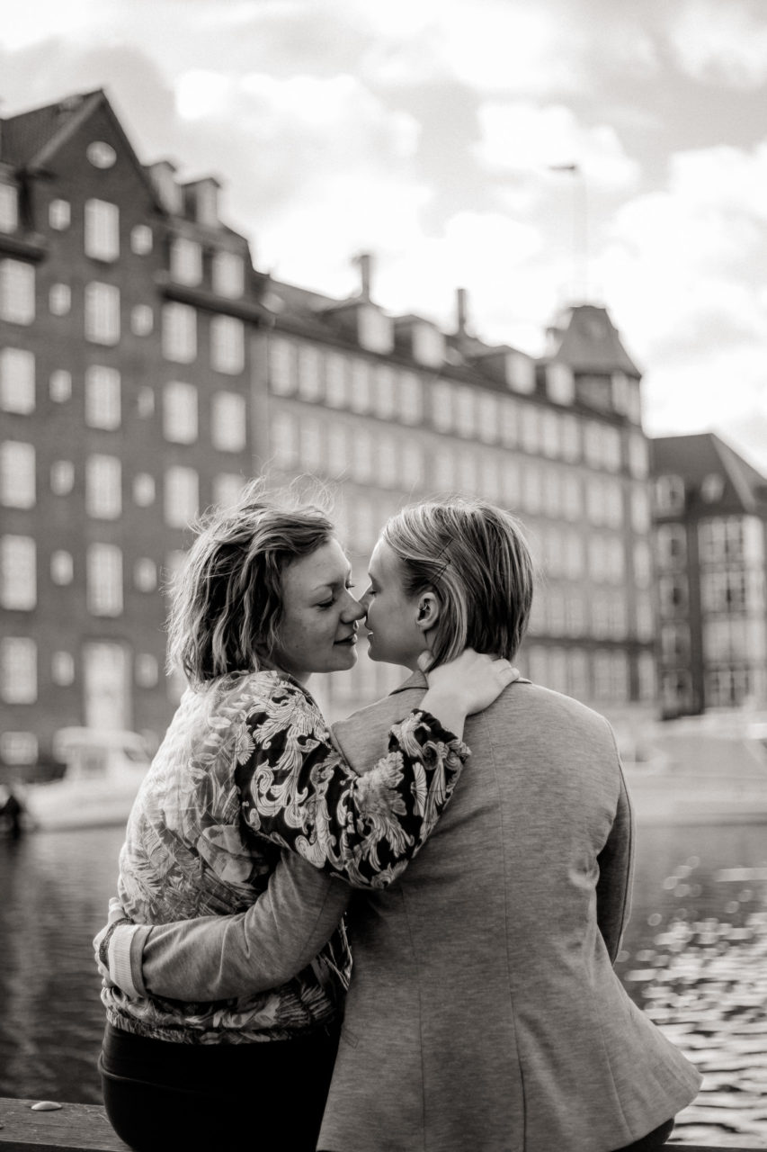 Verlobungsbilder Stuttgart lesbisches Paar-7 LGBT Paar Dänemark Fotoshoot Hafen Fotografie