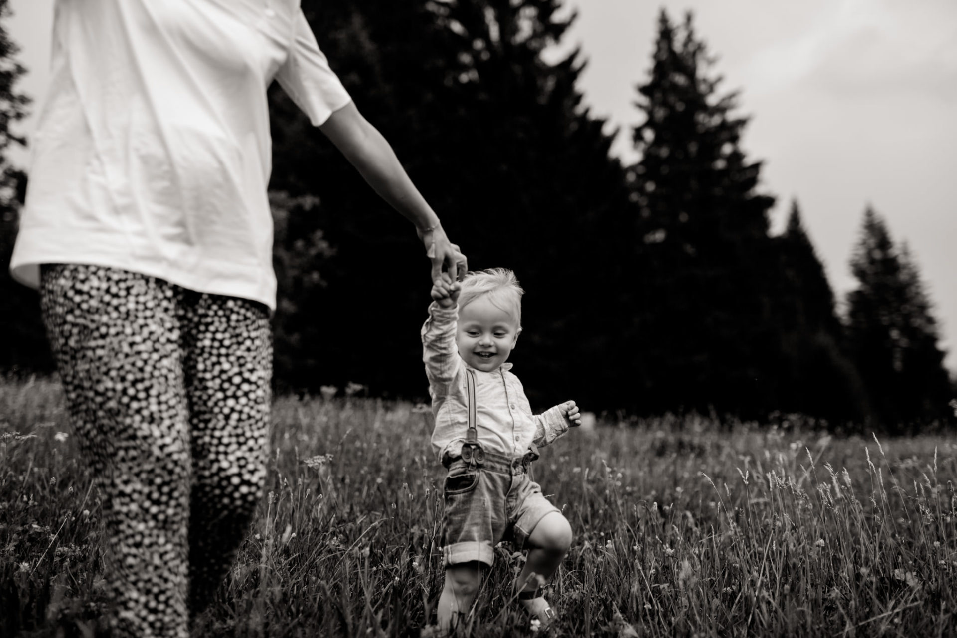 Familienfotografie Baden Württemberg Babyshoot Familienbilder natürlich umgestellt Wiese