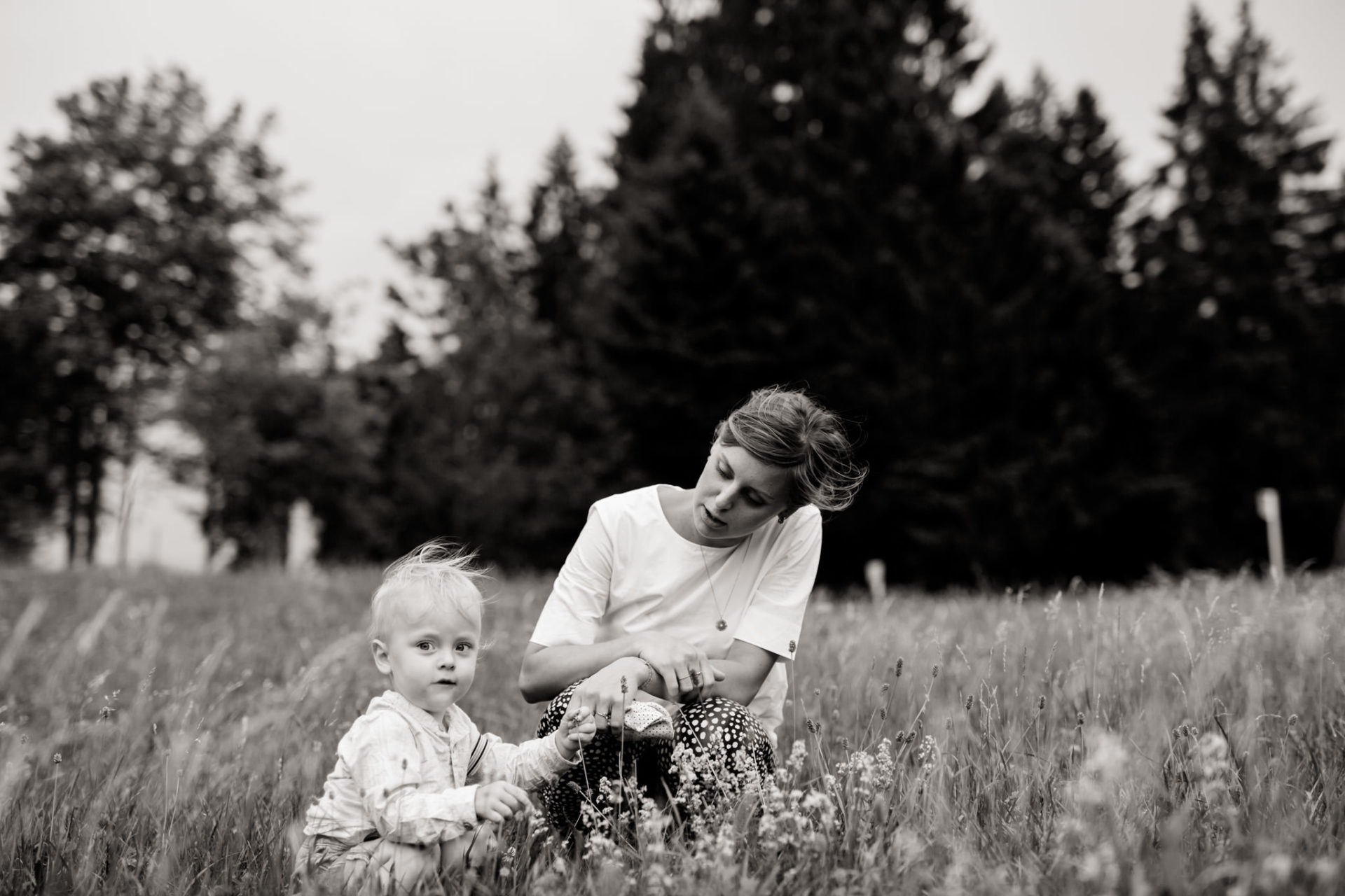 Familienfotografie Baden Württemberg Babyshoot Familienbilder natürlich umgestellt Wiese