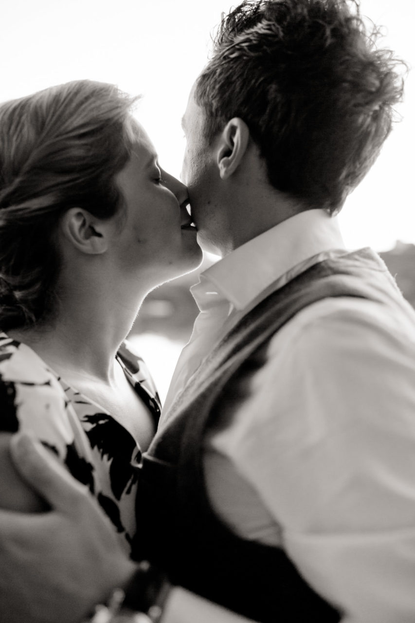 verlobungsfotos Stuttgart max Eyth see-paarshooting-hochzeitsfotograf schwarzweiß
