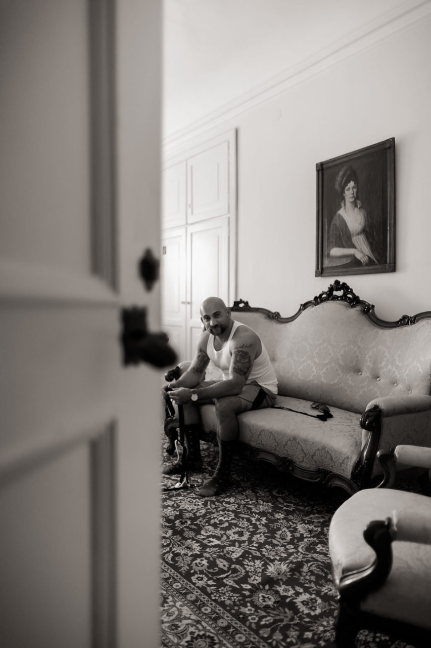Bräutigam getting ready portraits-schloss leopoldskron Hochzeit salzburg Österreich