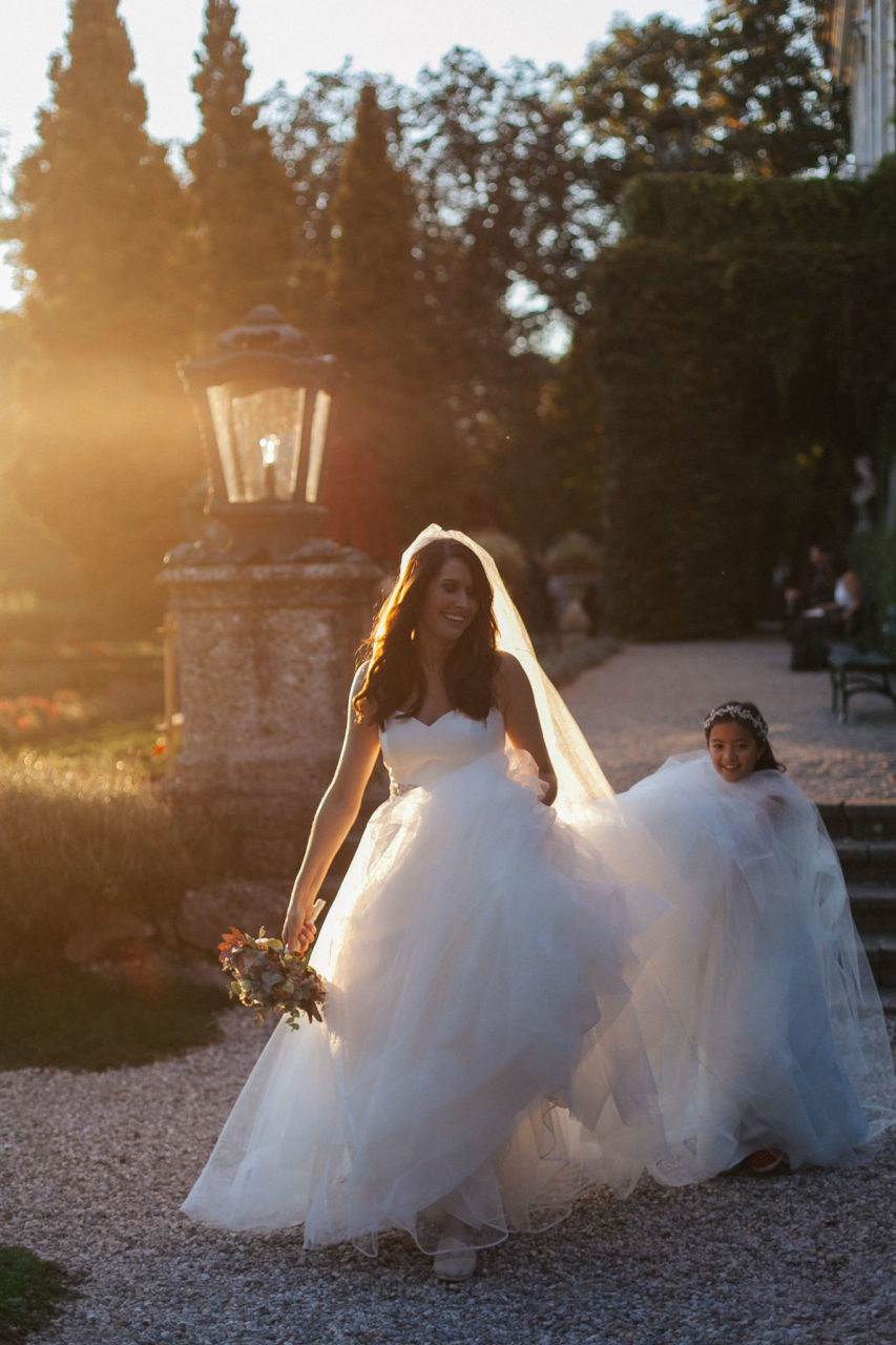 hochzeitsportrait Braut Schleier-Schloss Leopoldskron Hochzeitsfotograf-Blumenmädchen-Berghochzeit