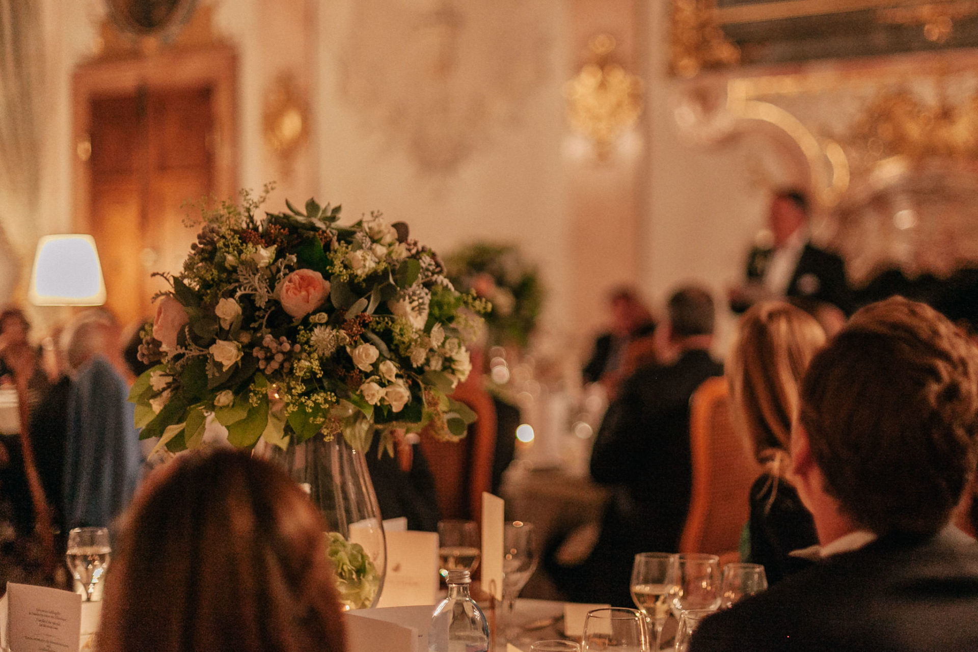internationale Hochzeit in Österreich-Hochzeitsfotograf Salzburg schloss leopoldskron-exklusive tischdekoration Eukalyptus schlosshochzeit
