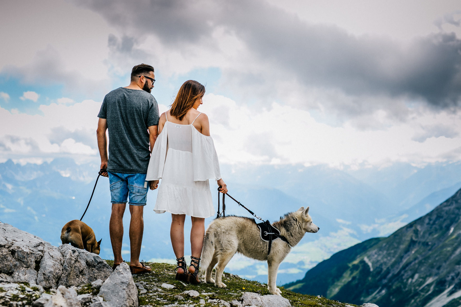 Fotografie Verlobungsshooting mit Hund in den Bergen Husky Frenchie
