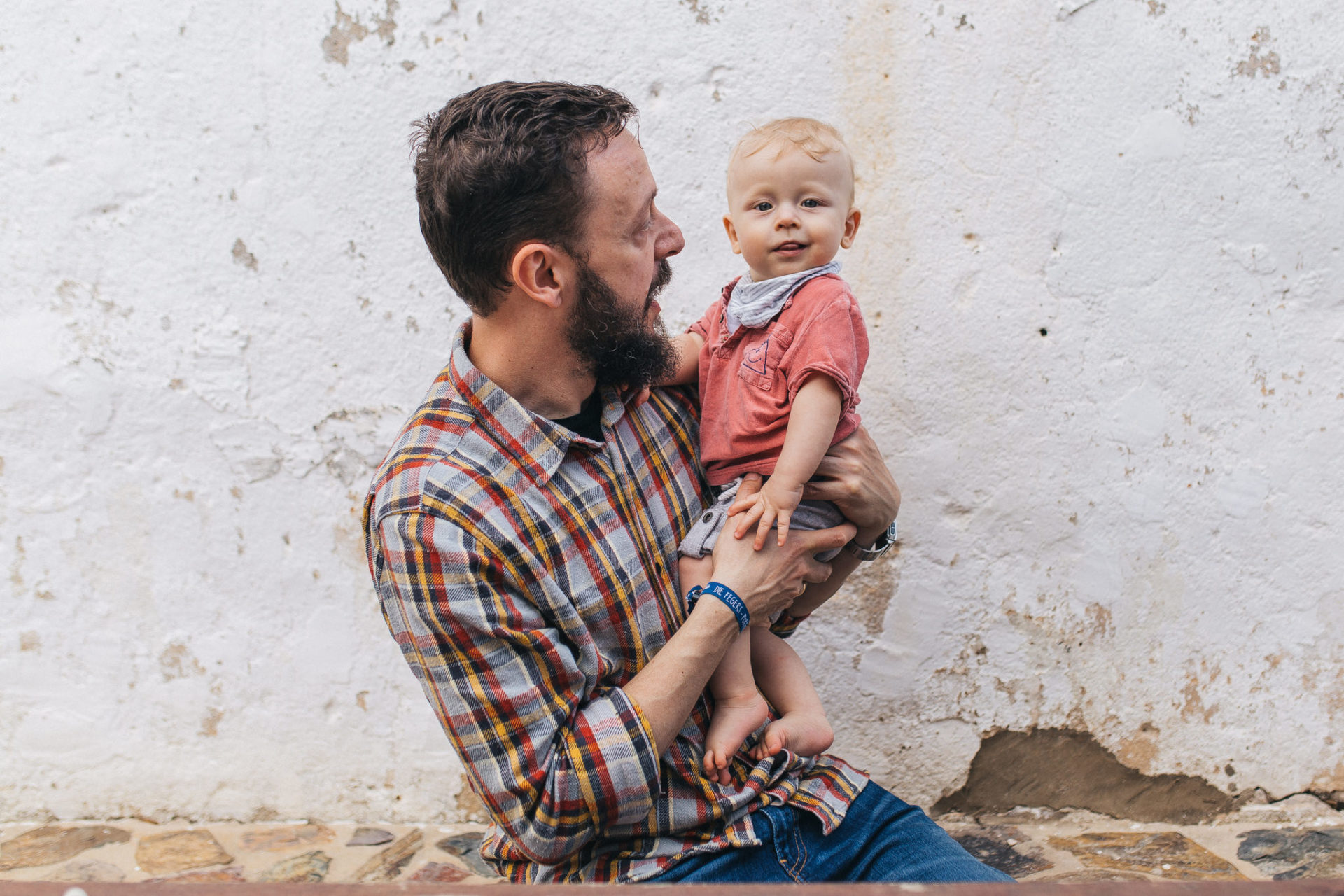 familienfotograf stuttgart-babyfotos Baden-Württembergportrait Vater Sohn-ungestellte kinderfotos