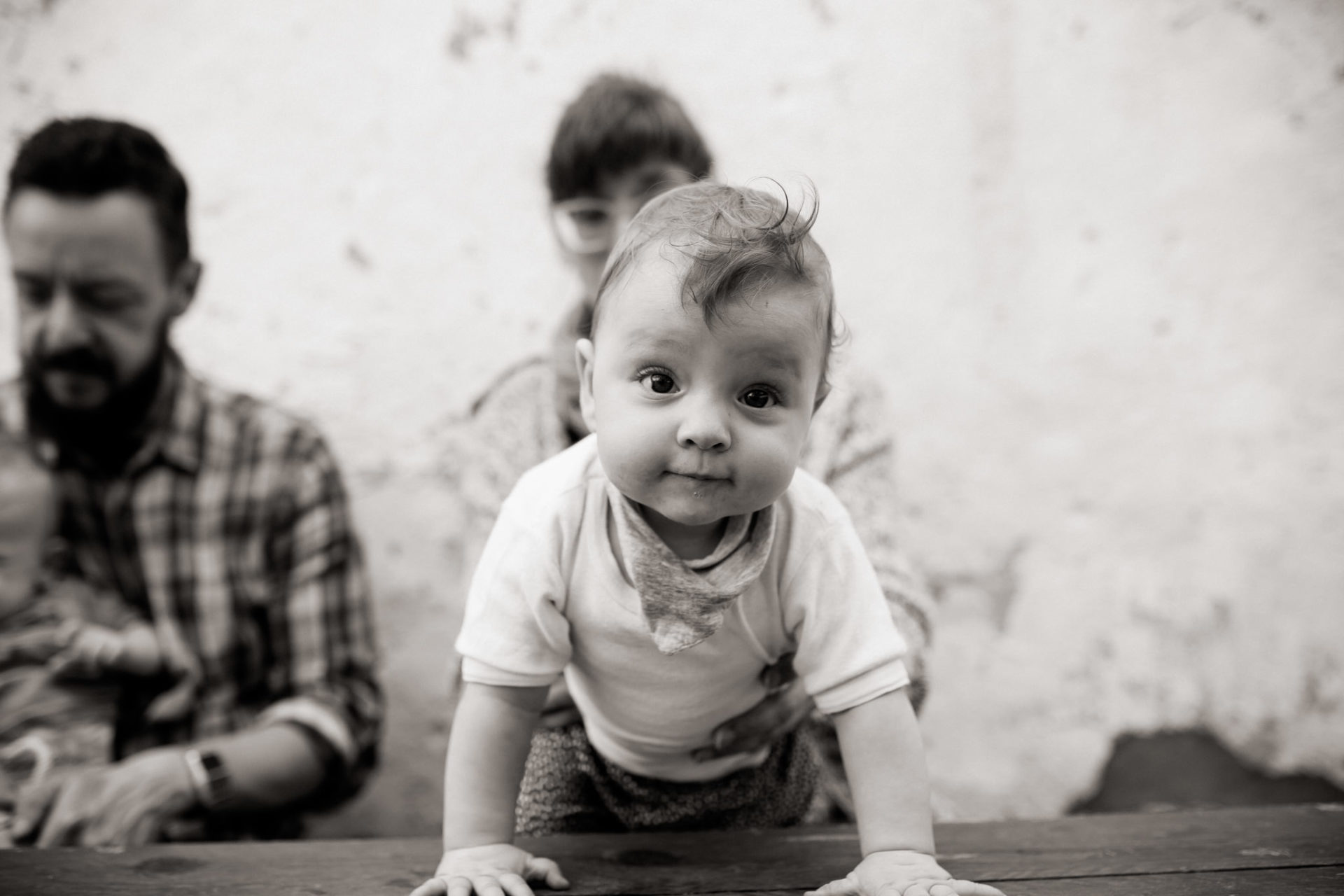 familienfotograf stuttgart-babyfotos Baden-Württemberg- sw kinderfotos-familien fotoreportage modern
