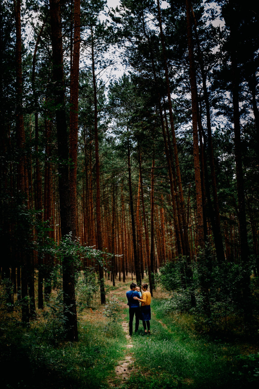 Familienbilder Berlin Wald natürliches Babyshoot
