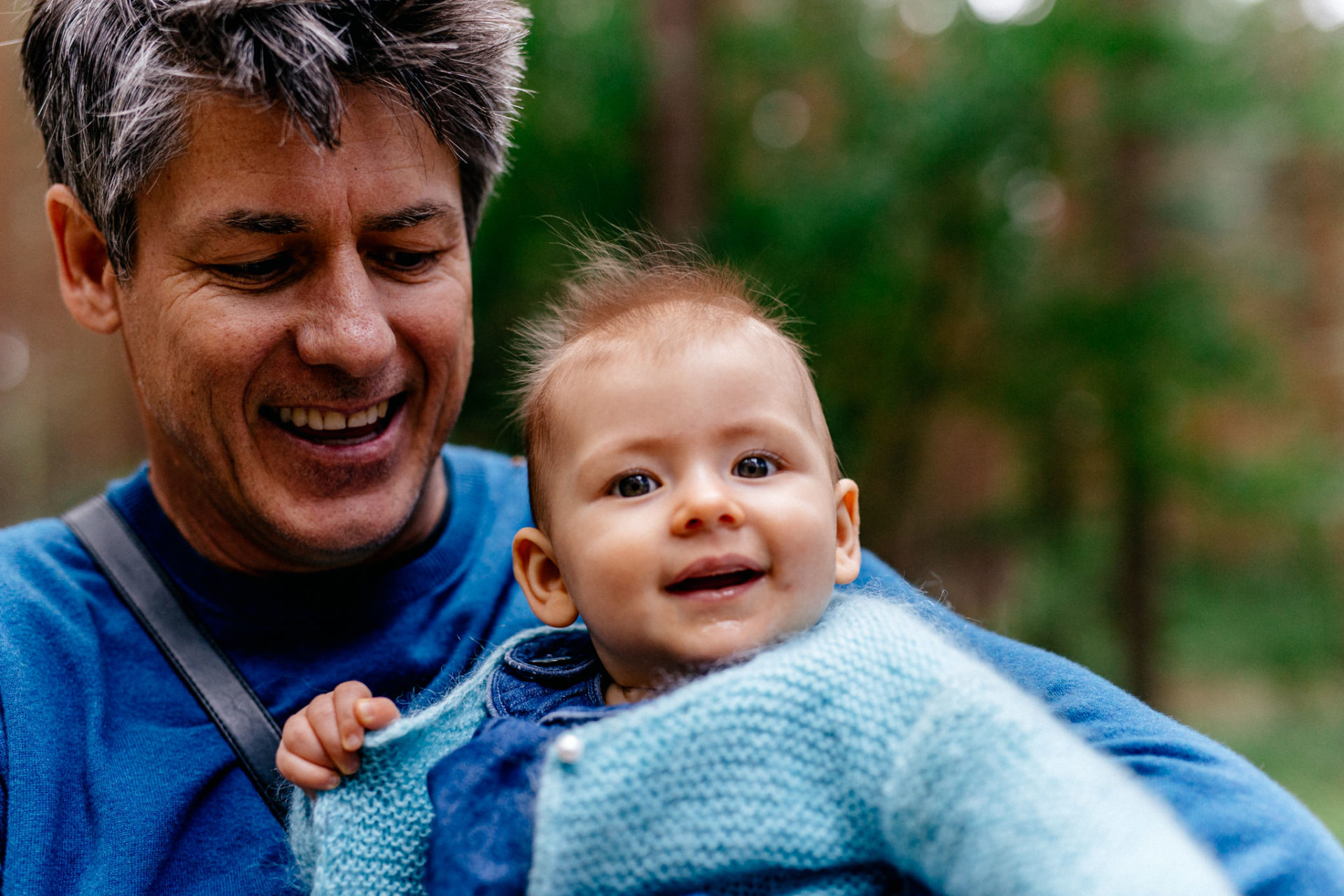 Familienbilder Berlin Wald natürliches Babyshoot Kinderbilder